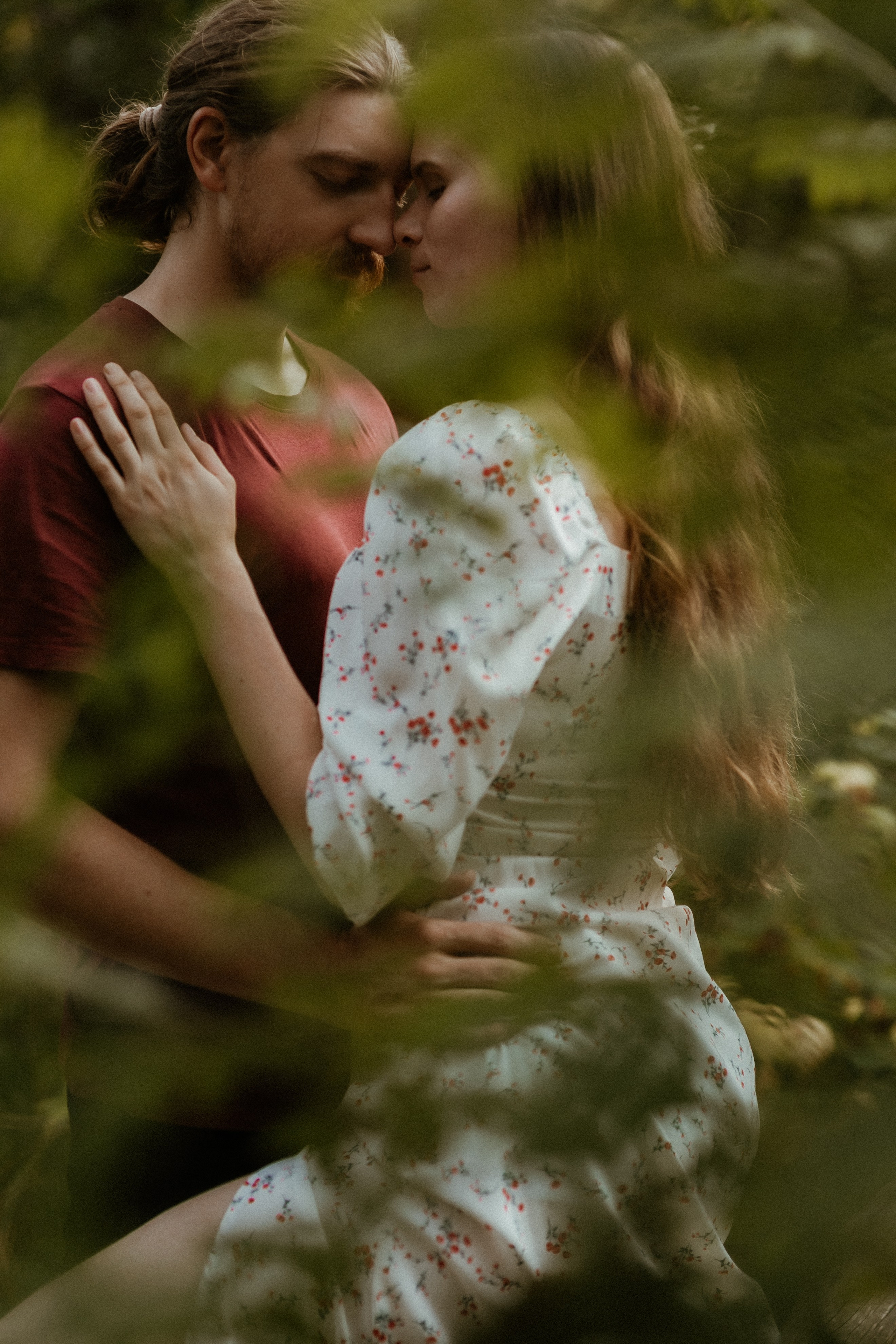 Атмосферная съемка Маши и Лёши в лесу наедине с природой. Свадебный и репортажный фотограф в Ярославле и Санкт-Петербурге Роман Микрюков