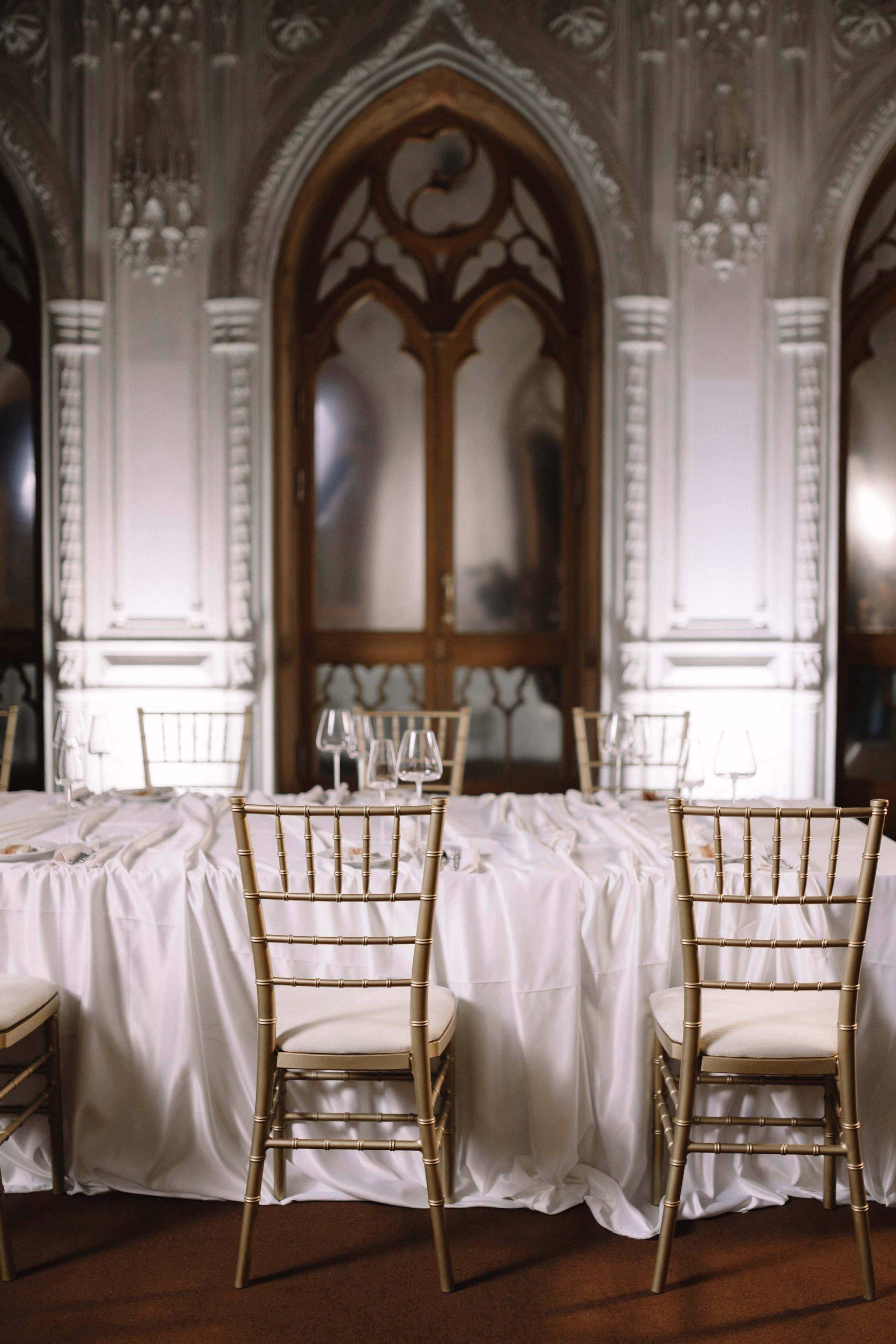 Портьеры театра медленно раздвигаются, открывая прекрасный балет, символ гармонии и единения душ.