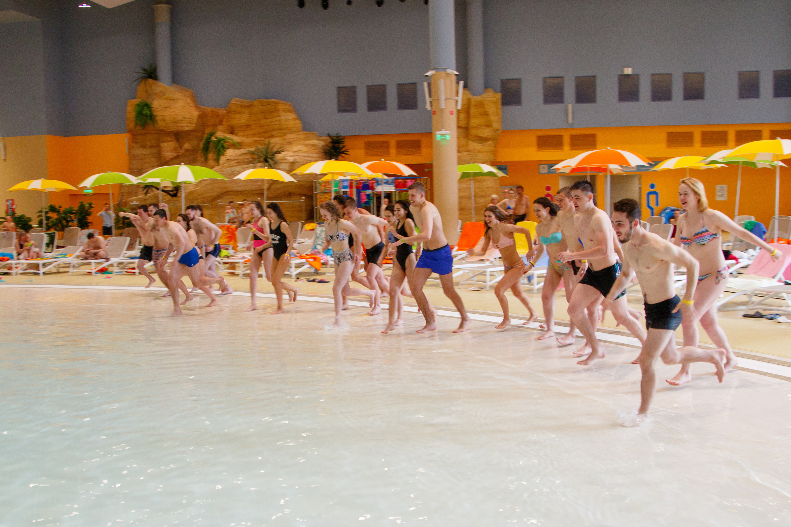 Съемки рекламы для аквапарка «ЛЕТОЛЕТО». Фотограф Авилова Дарья ● Тюмень● Съемка больших семей ●Архив поколений