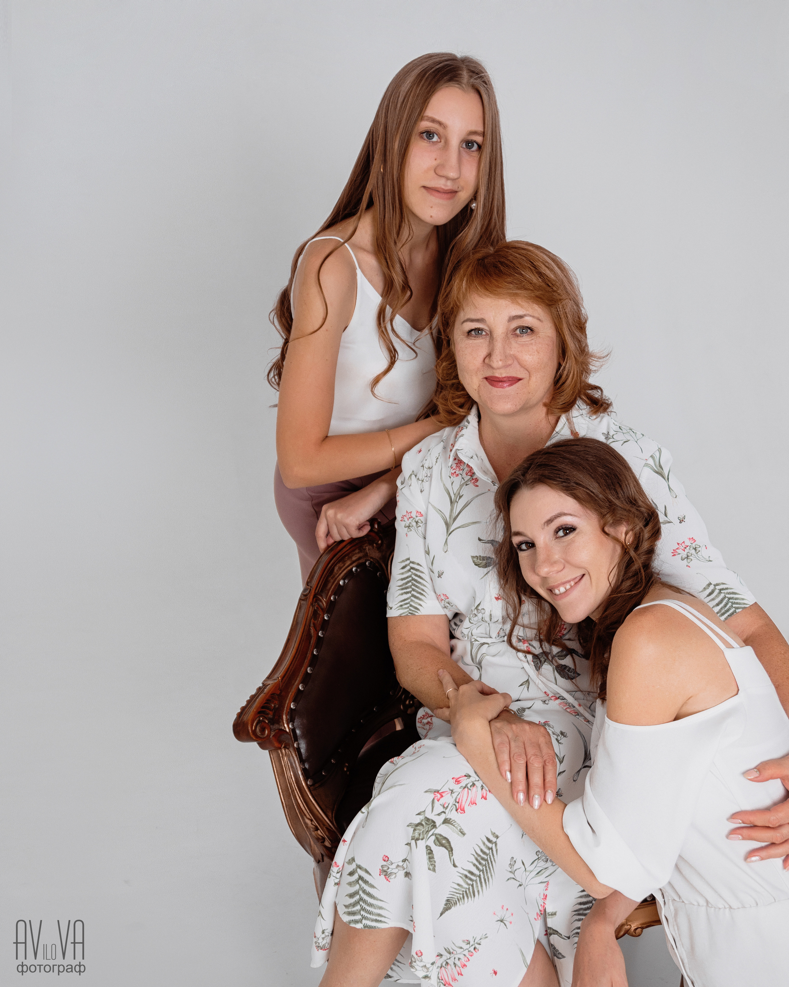 Женская часть семьи. Фотограф Авилова Дарья ● Тюмень● Съемка больших семей ●Архив поколений