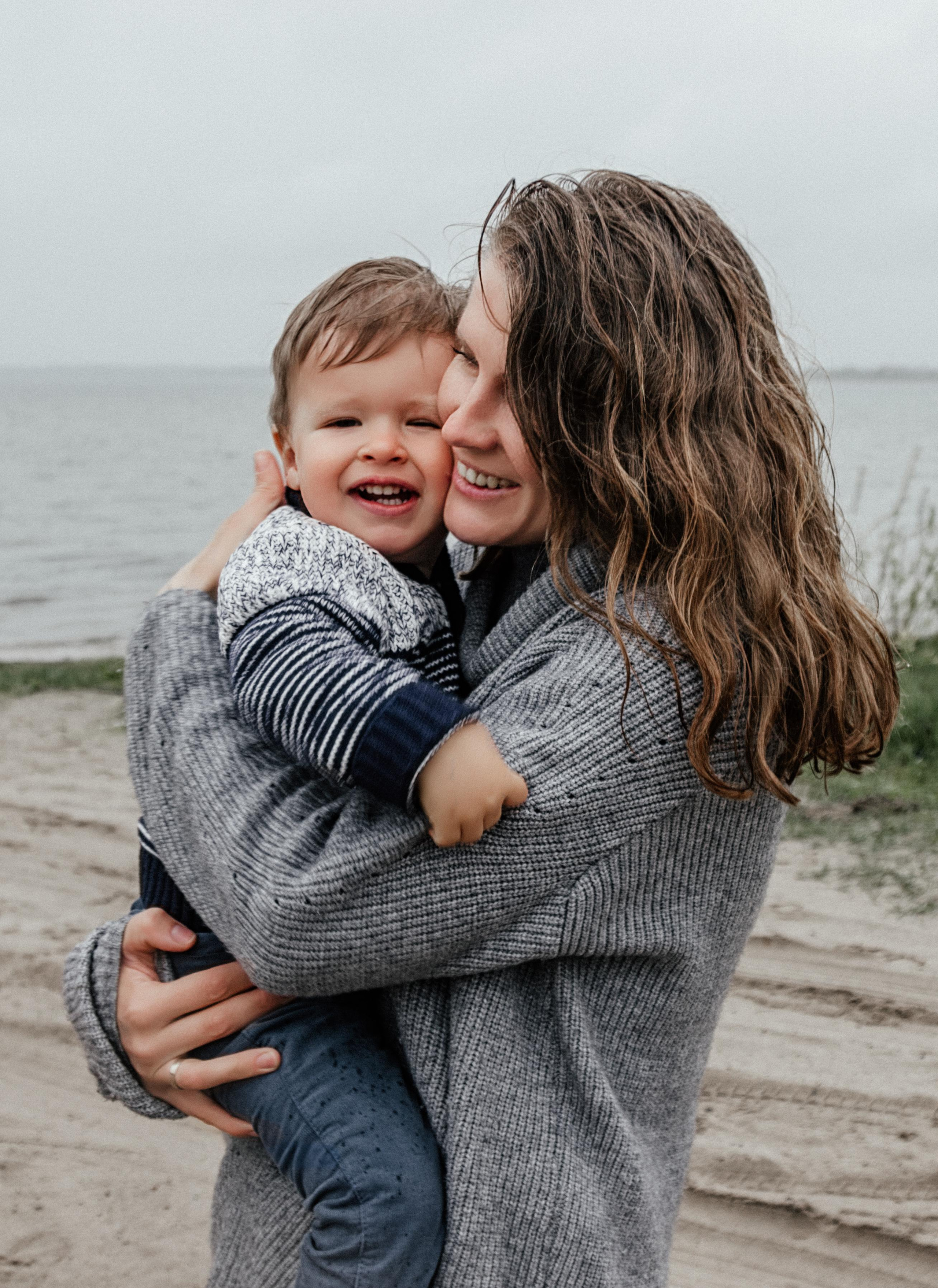 Мама и малыш. Фотограф Авилова Дарья ● Тюмень● Съемка больших семей ●Архив поколений