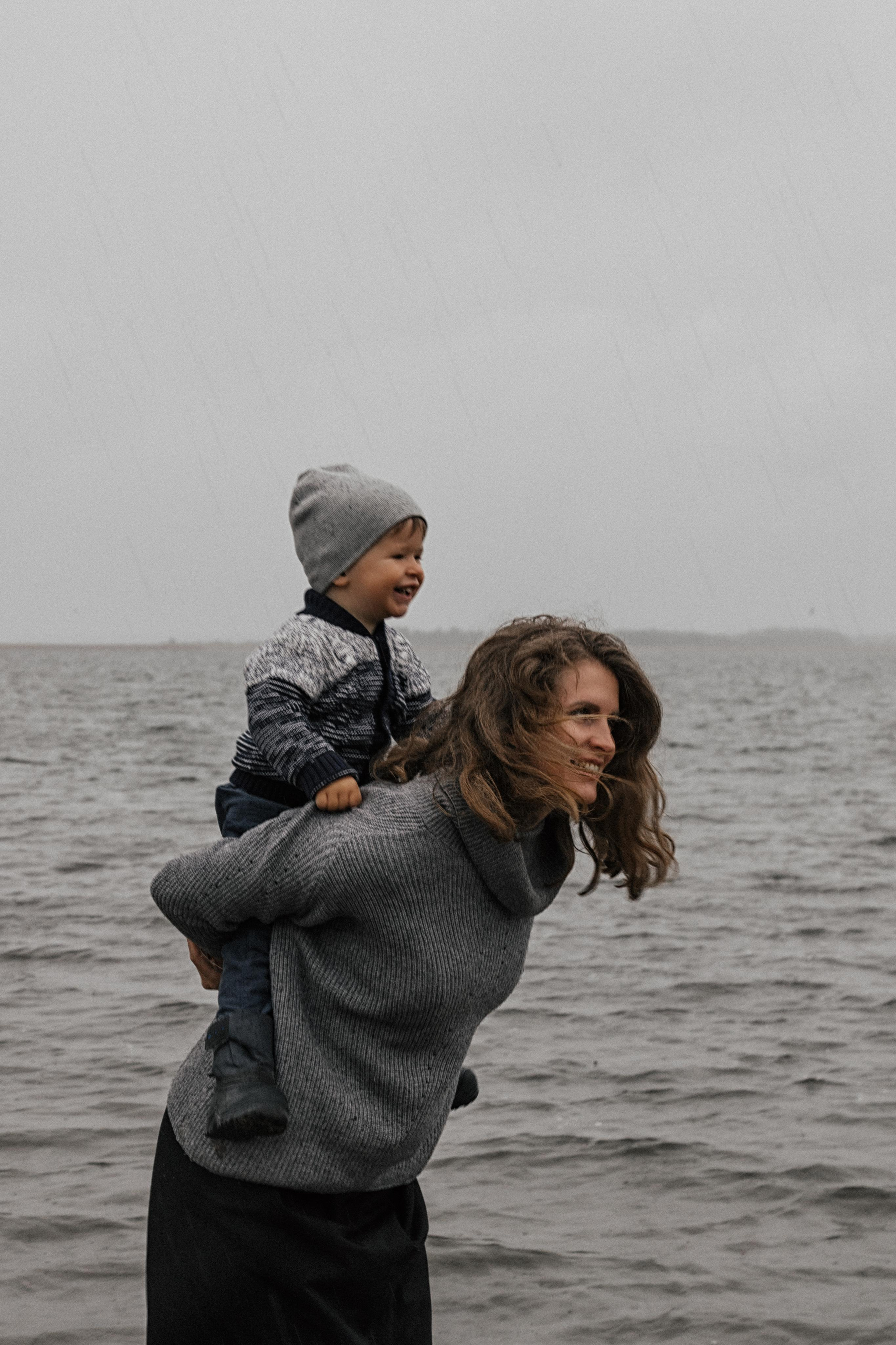 Мама и малыш. Фотограф Авилова Дарья ● Тюмень● Съемка больших семей ●Архив поколений