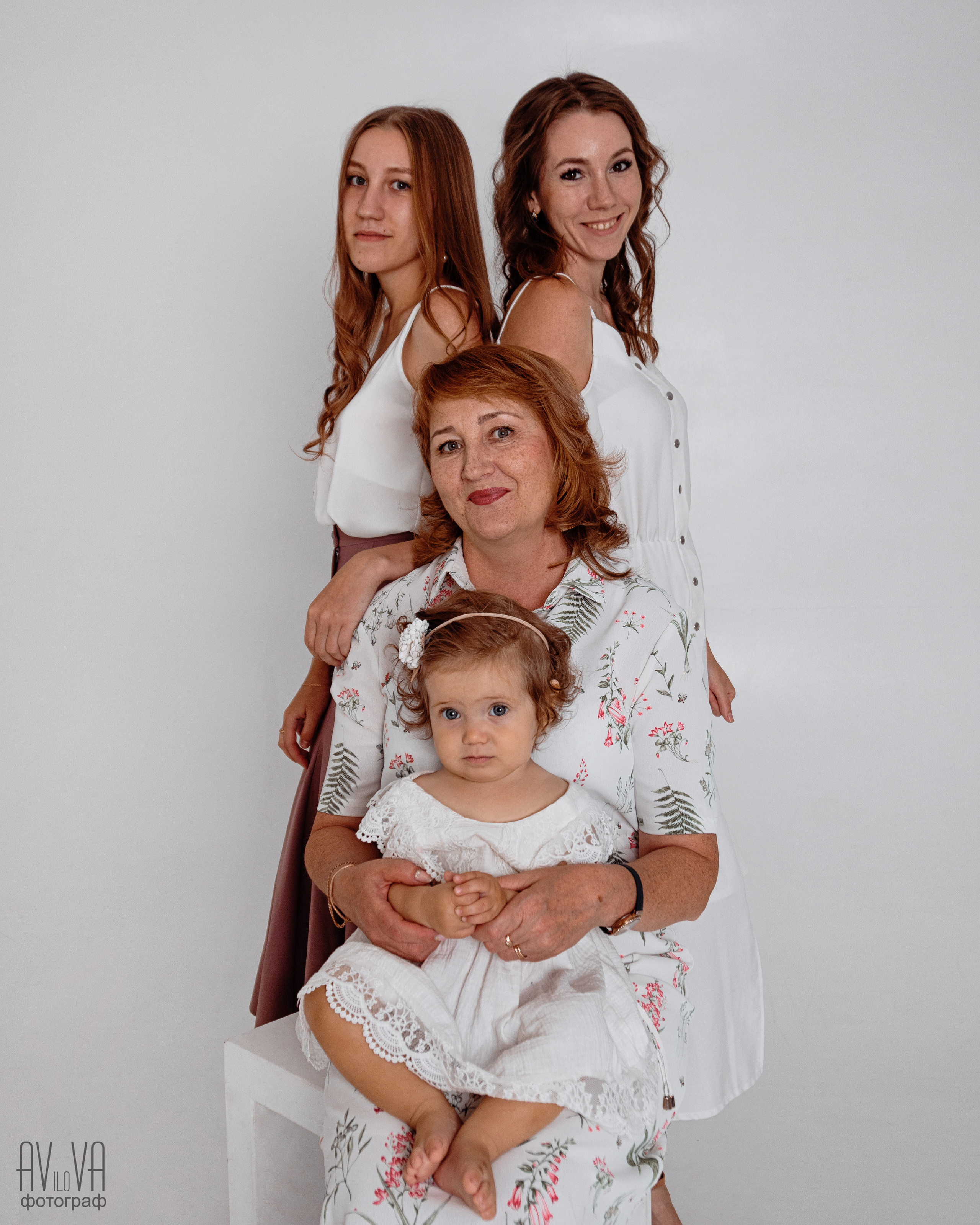 Женская часть семьи. Фотограф Авилова Дарья ● Тюмень● Съемка больших семей ●Архив поколений