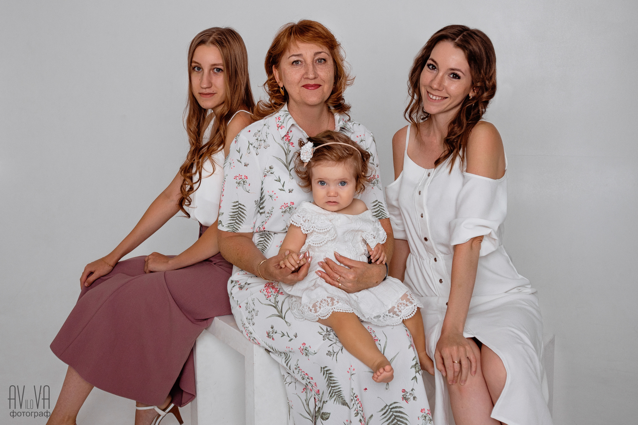 Женская часть семьи. Фотограф Авилова Дарья ● Тюмень● Съемка больших семей ●Архив поколений