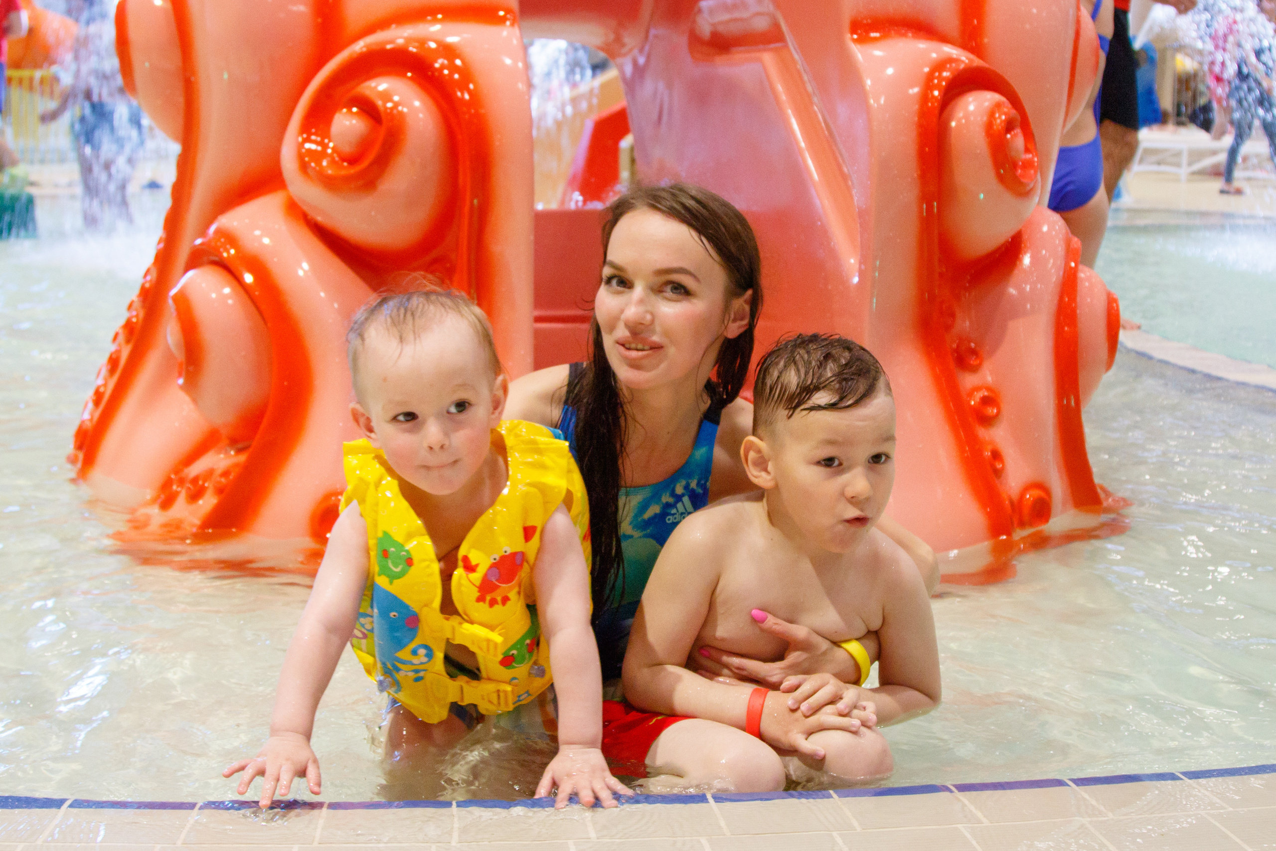 Съемки рекламы для аквапарка «ЛЕТОЛЕТО». Фотограф Авилова Дарья ● Тюмень● Съемка больших семей ●Архив поколений