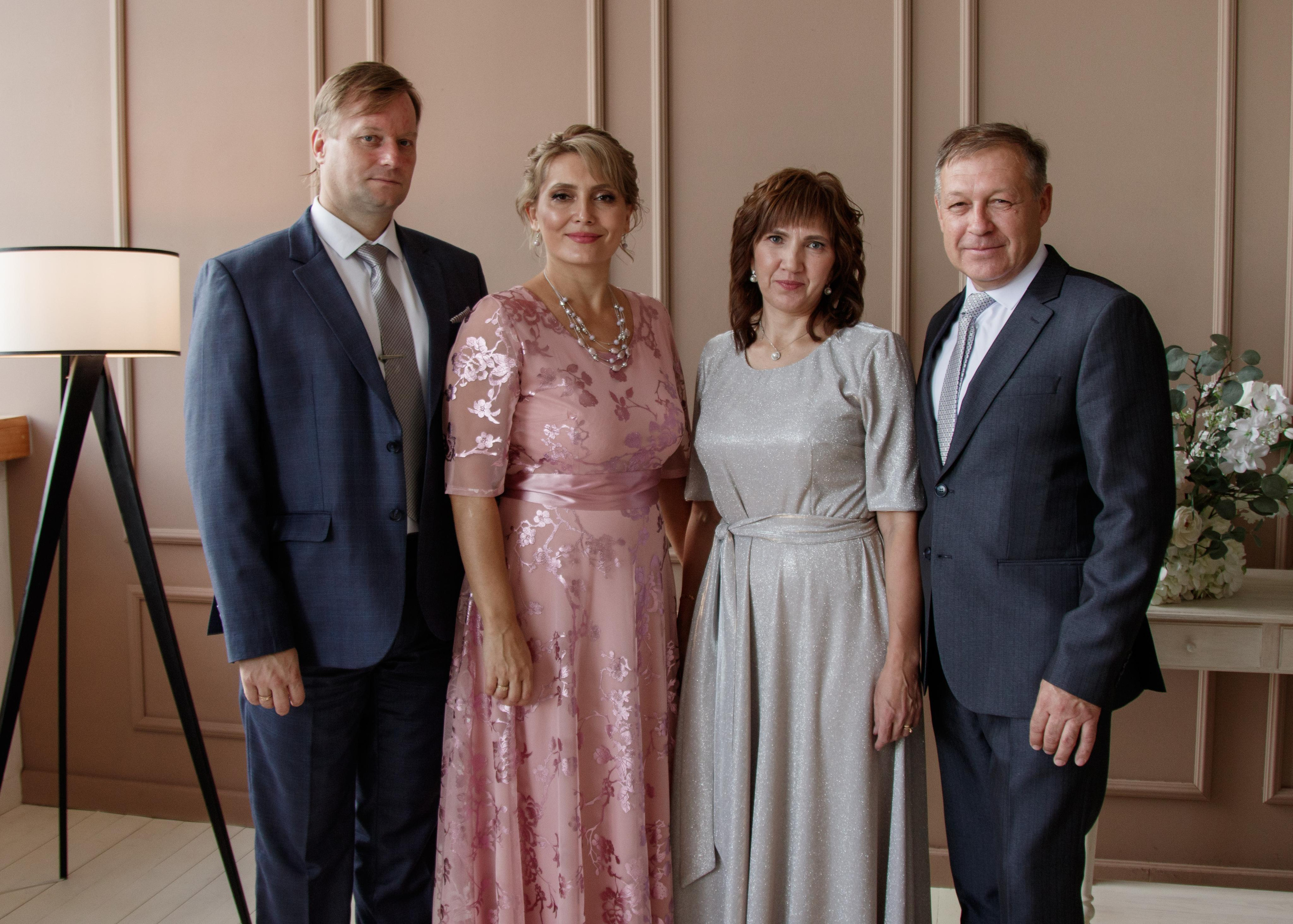 Денис и Дарья. Фотограф Авилова Дарья ● Тюмень● Съемка больших семей ●Архив поколений