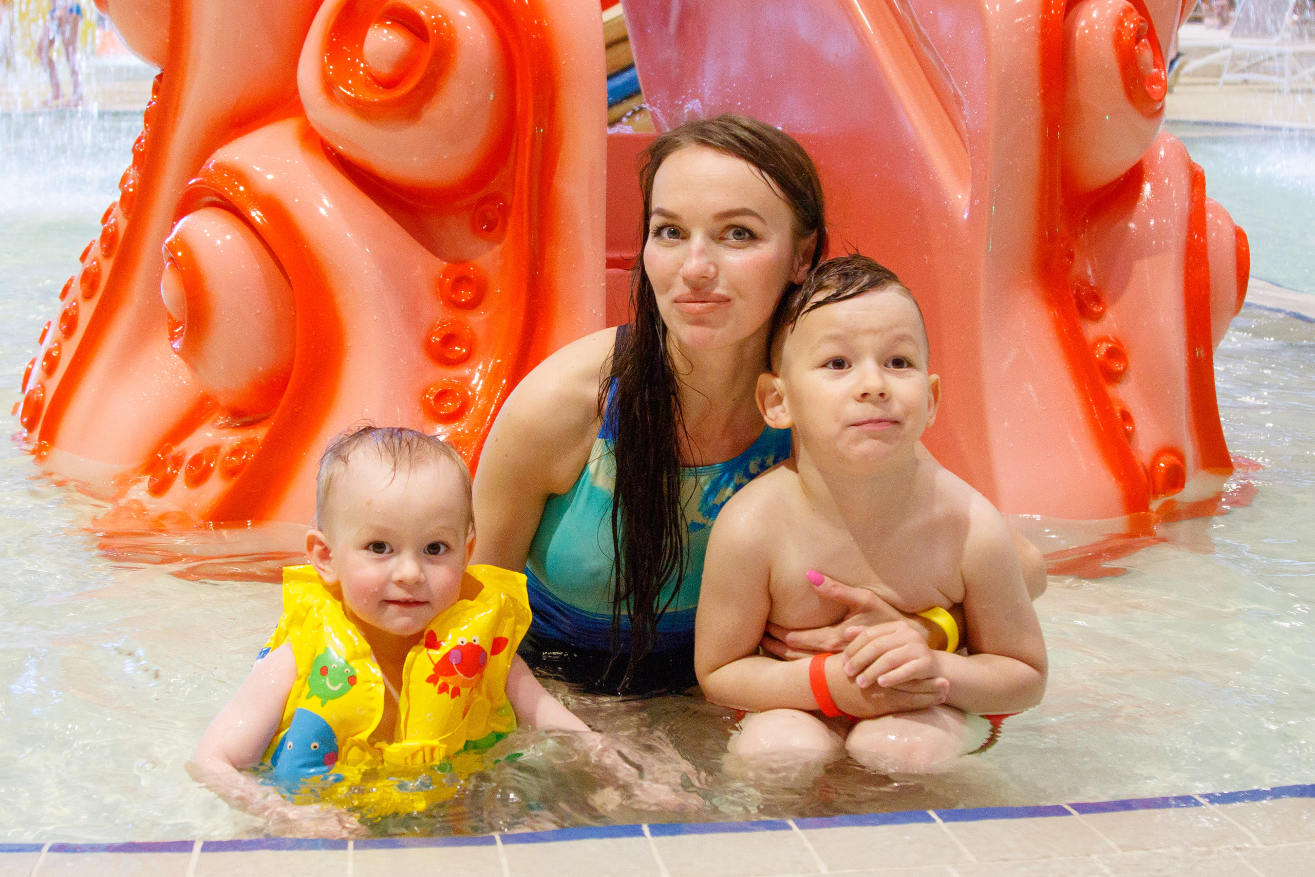 Съемки рекламы для аквапарка «ЛЕТОЛЕТО». Фотограф Авилова Дарья ● Тюмень● Съемка больших семей ●Архив поколений