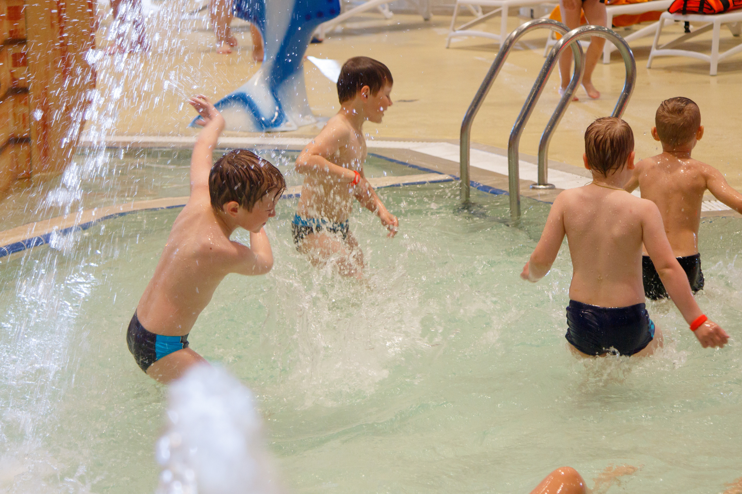 Съемки рекламы для аквапарка «ЛЕТОЛЕТО». Фотограф Авилова Дарья ● Тюмень● Съемка больших семей ●Архив поколений