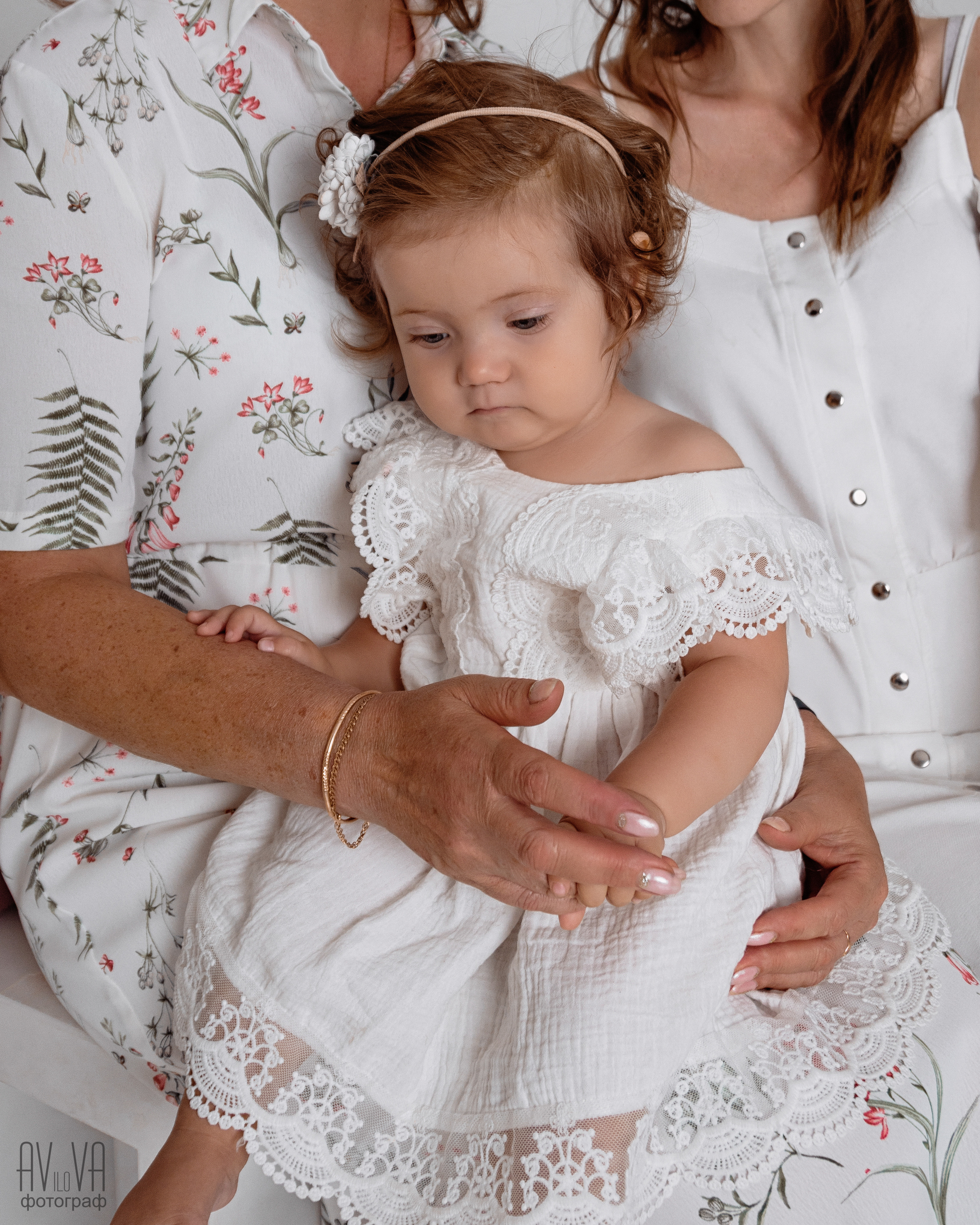 Женская часть семьи. Фотограф Авилова Дарья ● Тюмень● Съемка больших семей ●Архив поколений