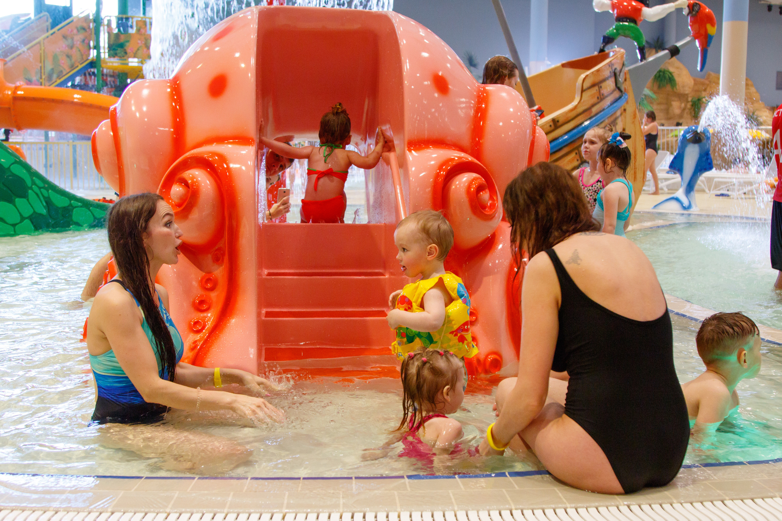 Съемки рекламы для аквапарка «ЛЕТОЛЕТО». Фотограф Авилова Дарья ● Тюмень● Съемка больших семей ●Архив поколений