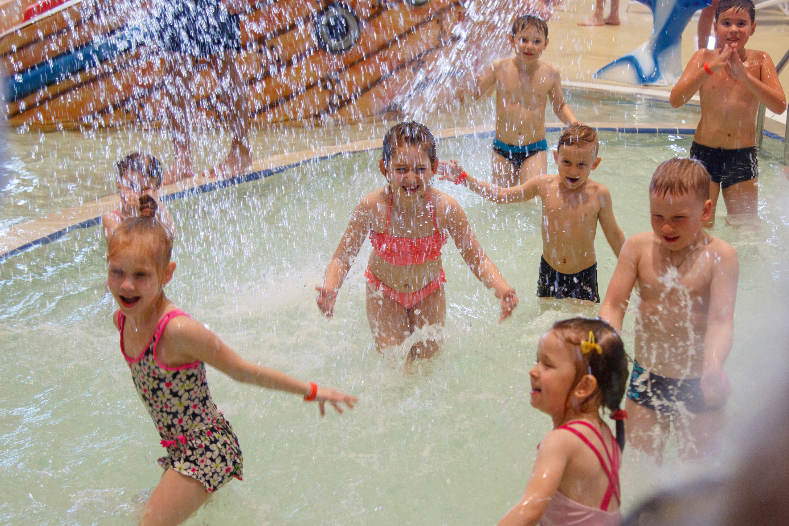 Съемки рекламы для аквапарка «ЛЕТОЛЕТО». Фотограф Авилова Дарья ● Тюмень● Съемка больших семей ●Архив поколений