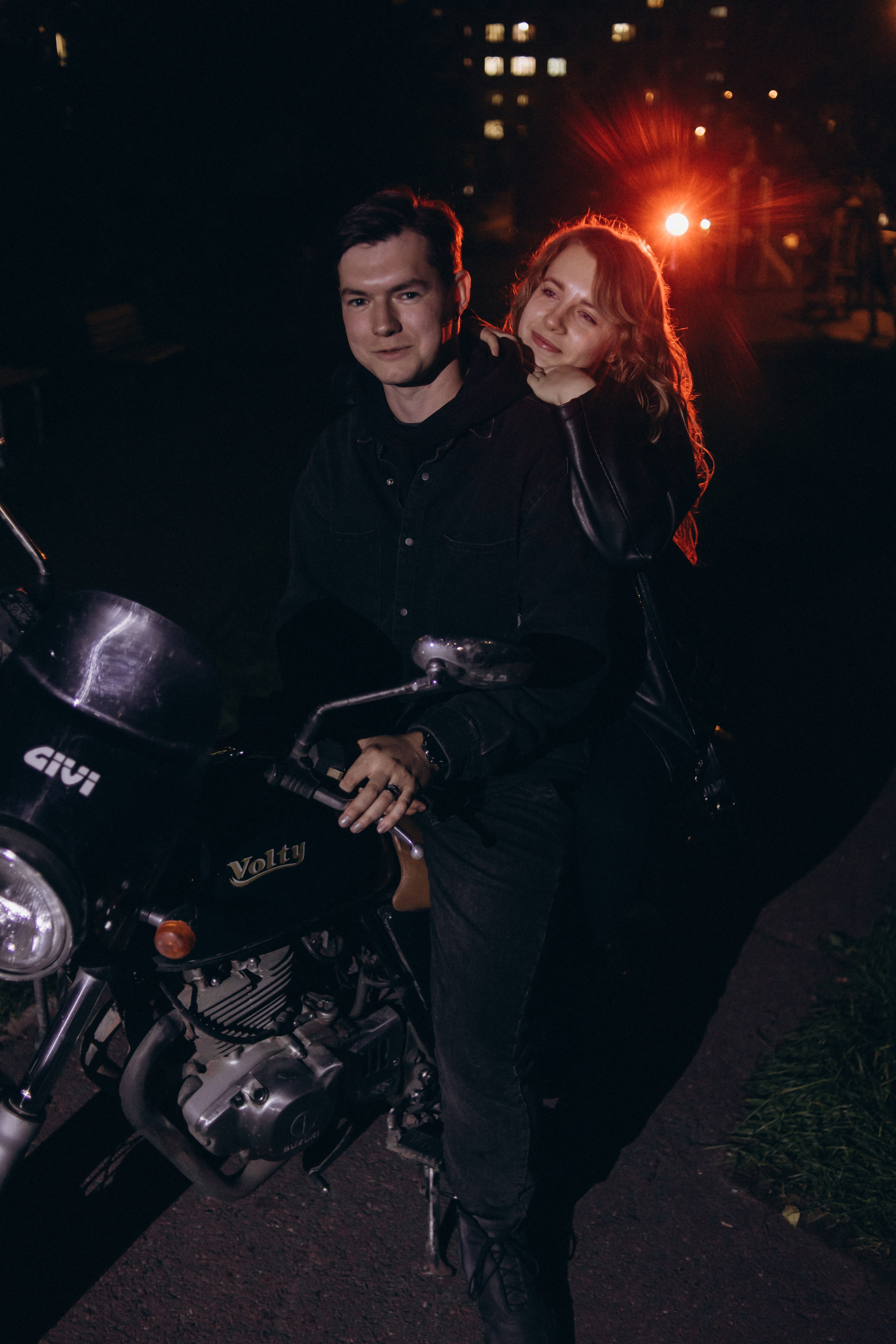 Ангелина и Даниил. Фото на мотоцикле. Фотограф Регина Крикунова г. Красноярск