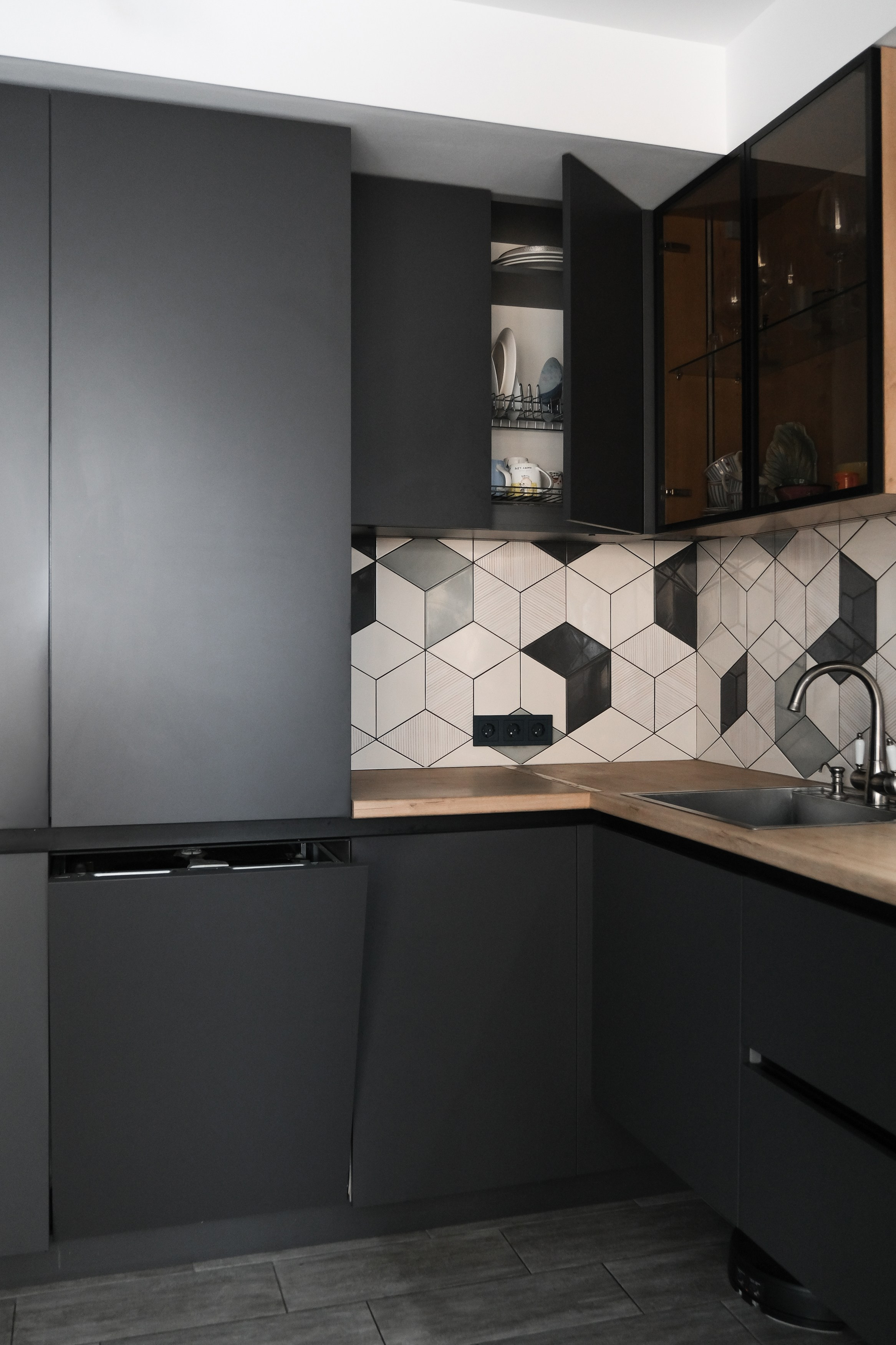 Кухня в Томске на заказ в Академгородке Таунхаус. Мебель на заказ. ГУДРУМ — Мебель на заказ в Томске | Кухни | Шкафы | Стулья и Столы