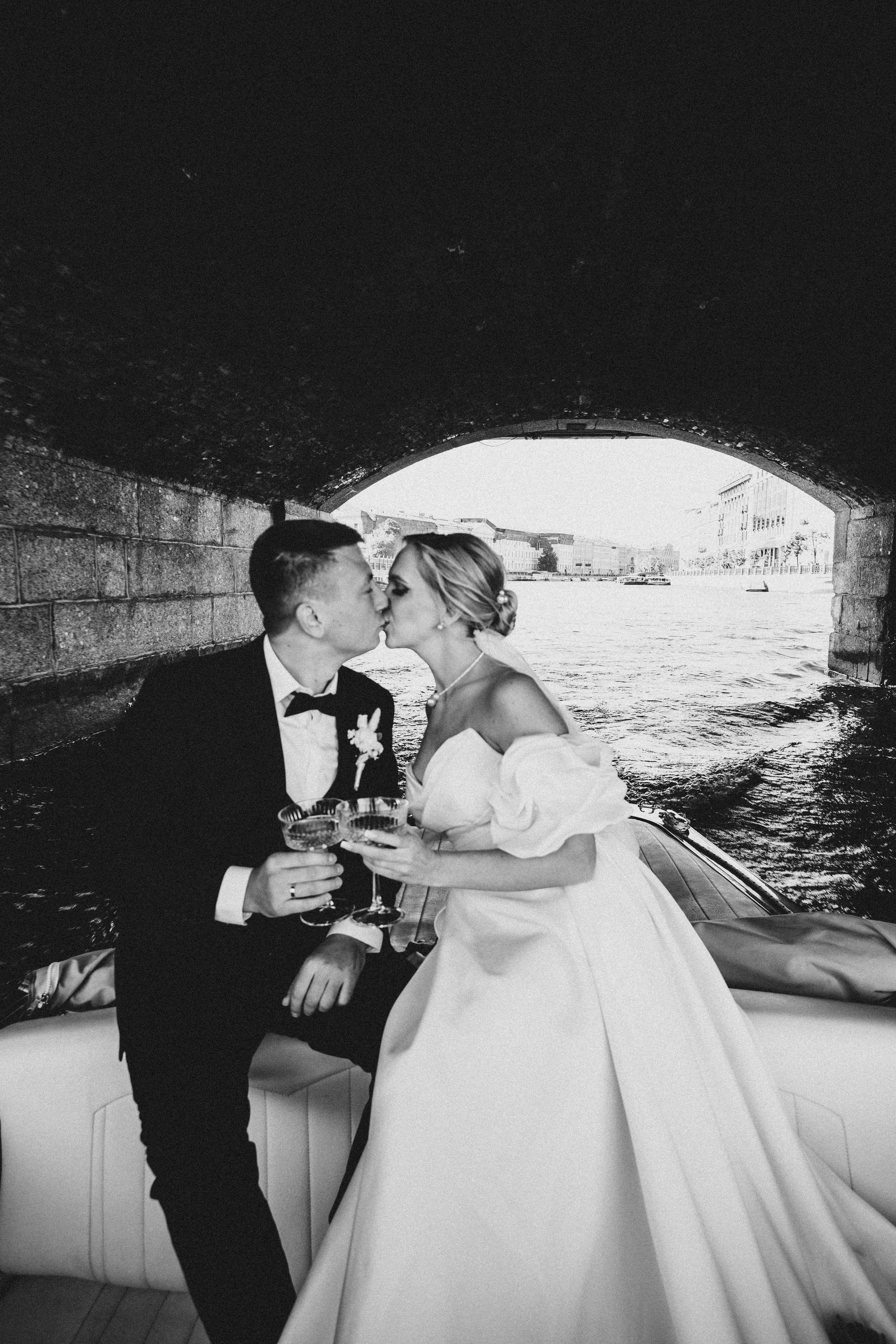 СВАДЕНБНАЯ СЬЕМКА НА КАТЕРЕ ПО КАНАЛАМ САНКТ-ПЕТЕРБУРГА И В АКВАТОРИИ НЕВЫ. Профессиональный фотограф, Санкт-Петербург — Виктория Богомолова