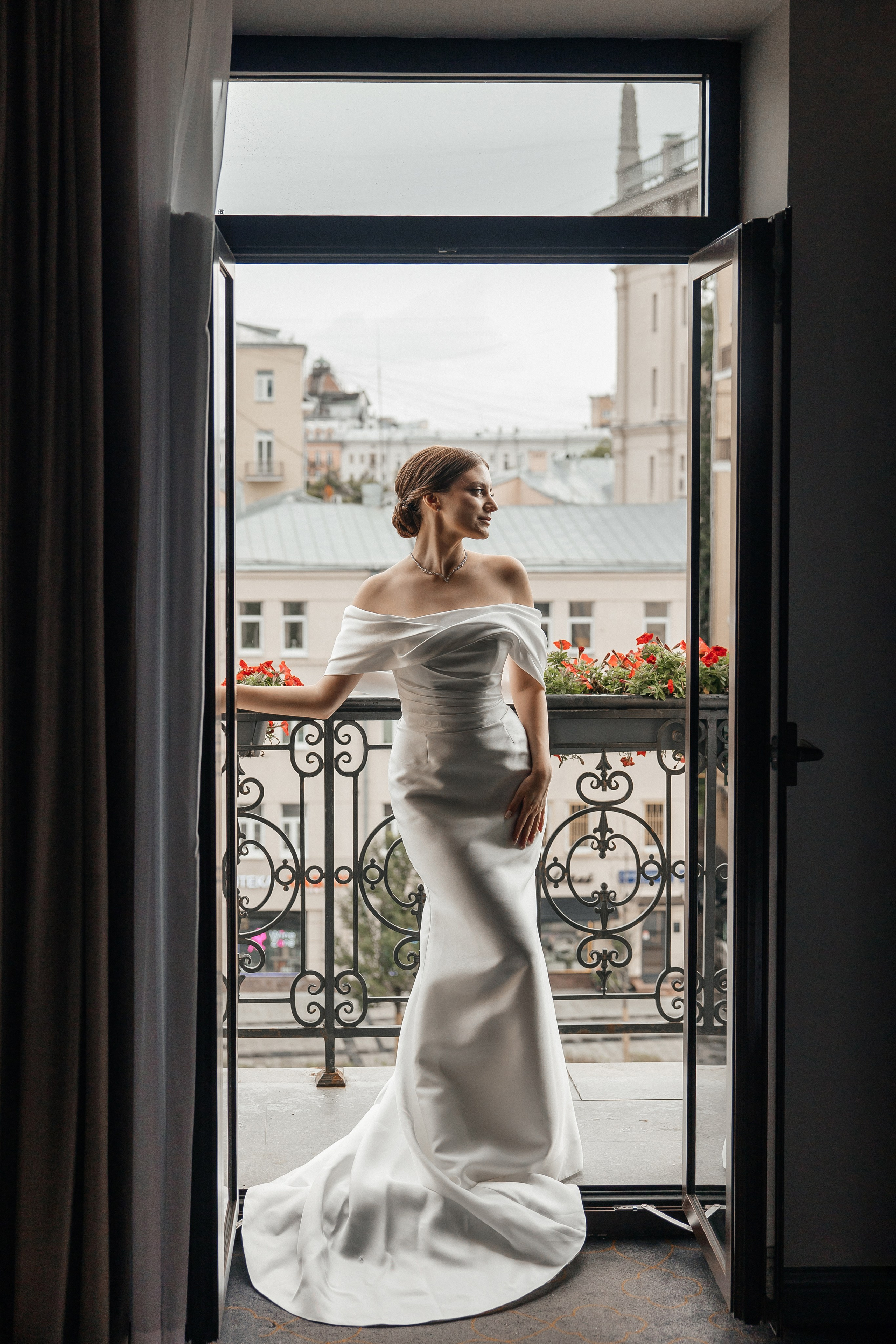 свадебная фотосессия на балконе в отеле Hartwell Хартвел в Москве