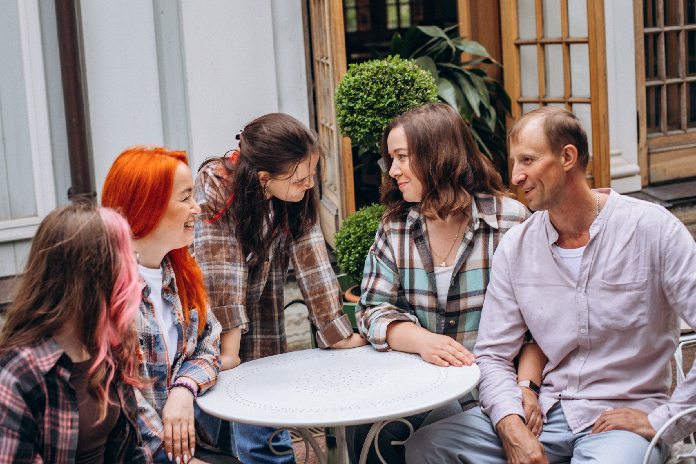 Елена с семьей в июне. Фотопрогулка в Петербурге. Индивидуальный и семейный фотограф в Санкт-Петербурге