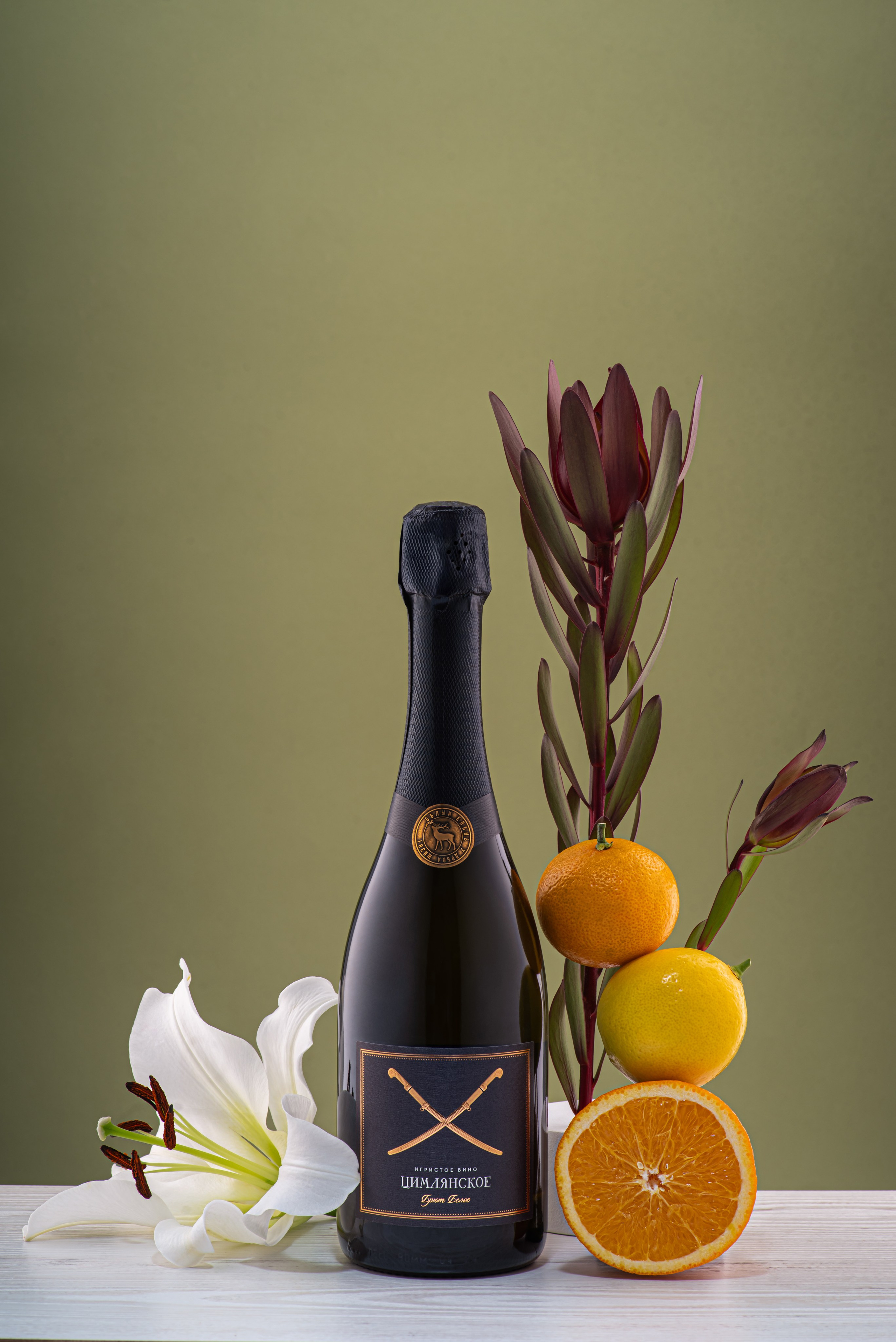 Бутылка с игристым вином