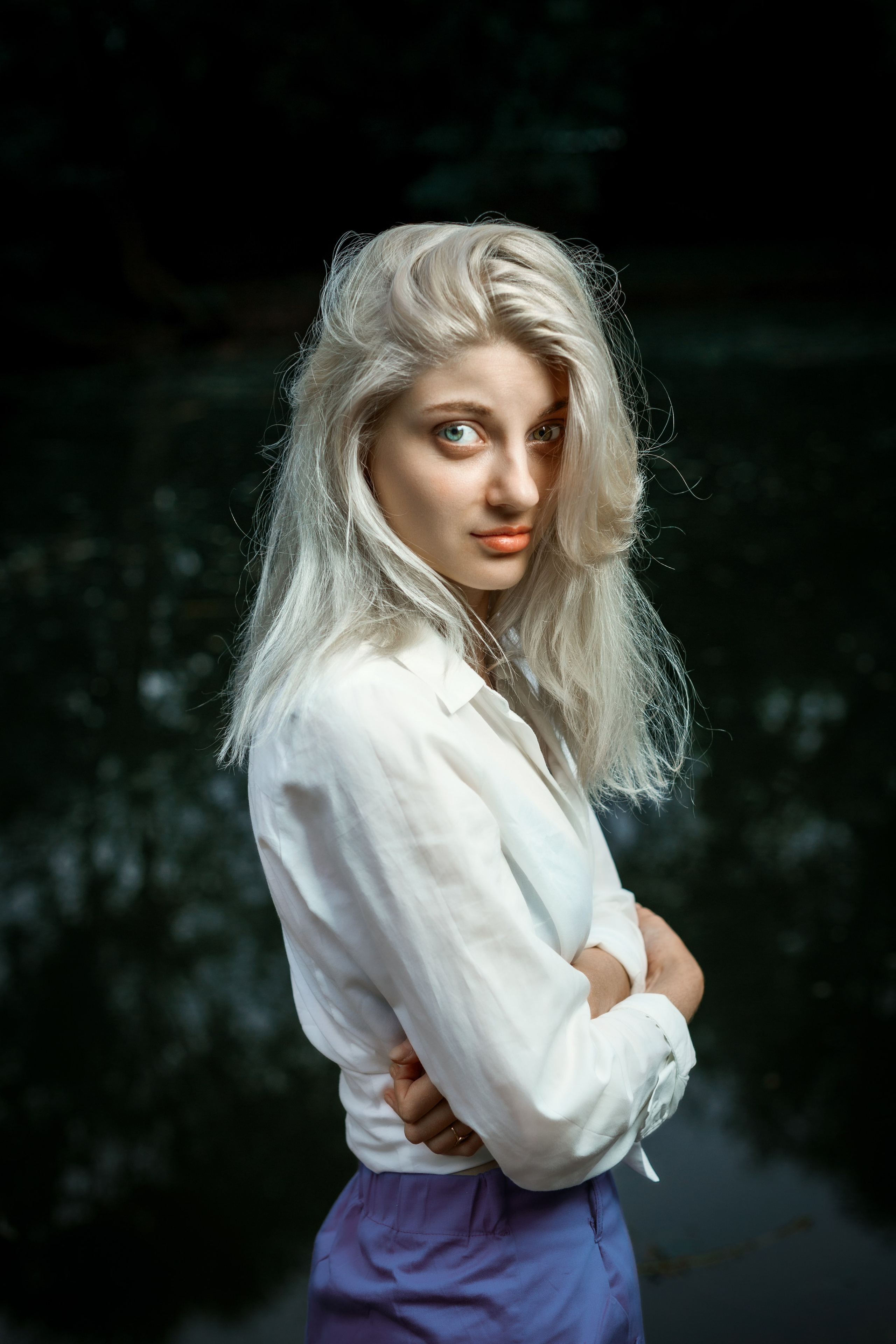 Откройте для себя магию "Белоснежной гармонии" в этом фотоальбоме, где девушка с белоснежными волосами предстаёт в утончённых образах на природе. Наслаждайтесь кадрами, где она лежит на дереве у озера и на траве, с элегантной рубашкой, добавляющей загадочности и эстетики. Девушка, молодая девушка, Блондинка, Фотосеесия, Подросток, Крашенные волосы, Озеро, Рубашка, Позировка, Потрет, Полуголая, Полуголая девушка, Девушка в белье, Дерево, Озеро, Красотка, Ноги, Трава, Ню,