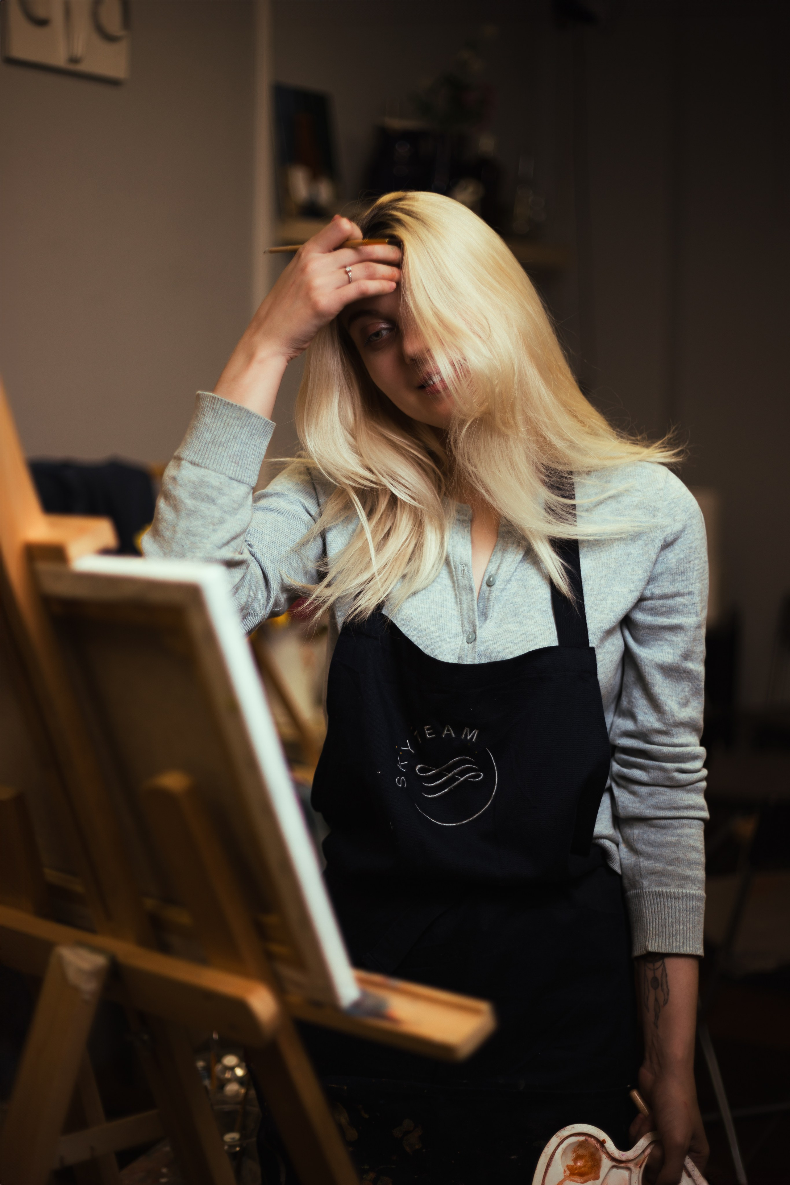 Погрузитесь в мир искусства: девушка рисует в студии, окруженная красками и кистями. Эмоциональные и вдохновляющие моменты, запечатленные в фотографиях. Откройте для себя атмосферу творчества и искусства в нашем альбоме 'Художественная атмосфера'. Девушка, Красивая дувушка, Красотка, Хужожесвенная, Художественная сутдия, Мальберт, Рисование, Краски, Фотосессия, Блоднинка, Творческая, Студия, Чудеево, Кофе, Кисти, Акверель, Портрет, Картина, Исскуство, Позирование, 