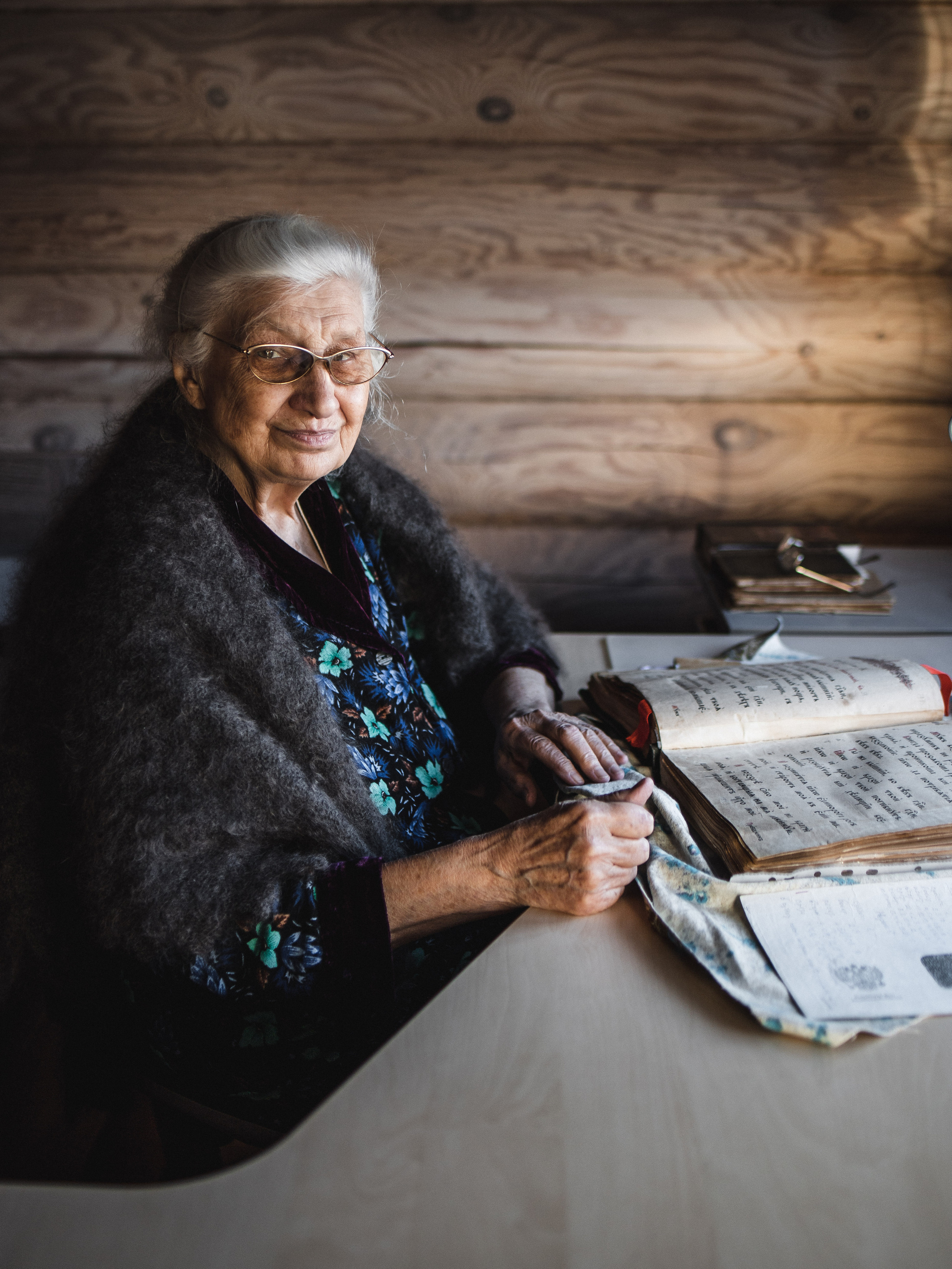 Съёмка верующей, читающей Псалтирь. Портретный и семейный фотограф в Москве Андрей Спрогис