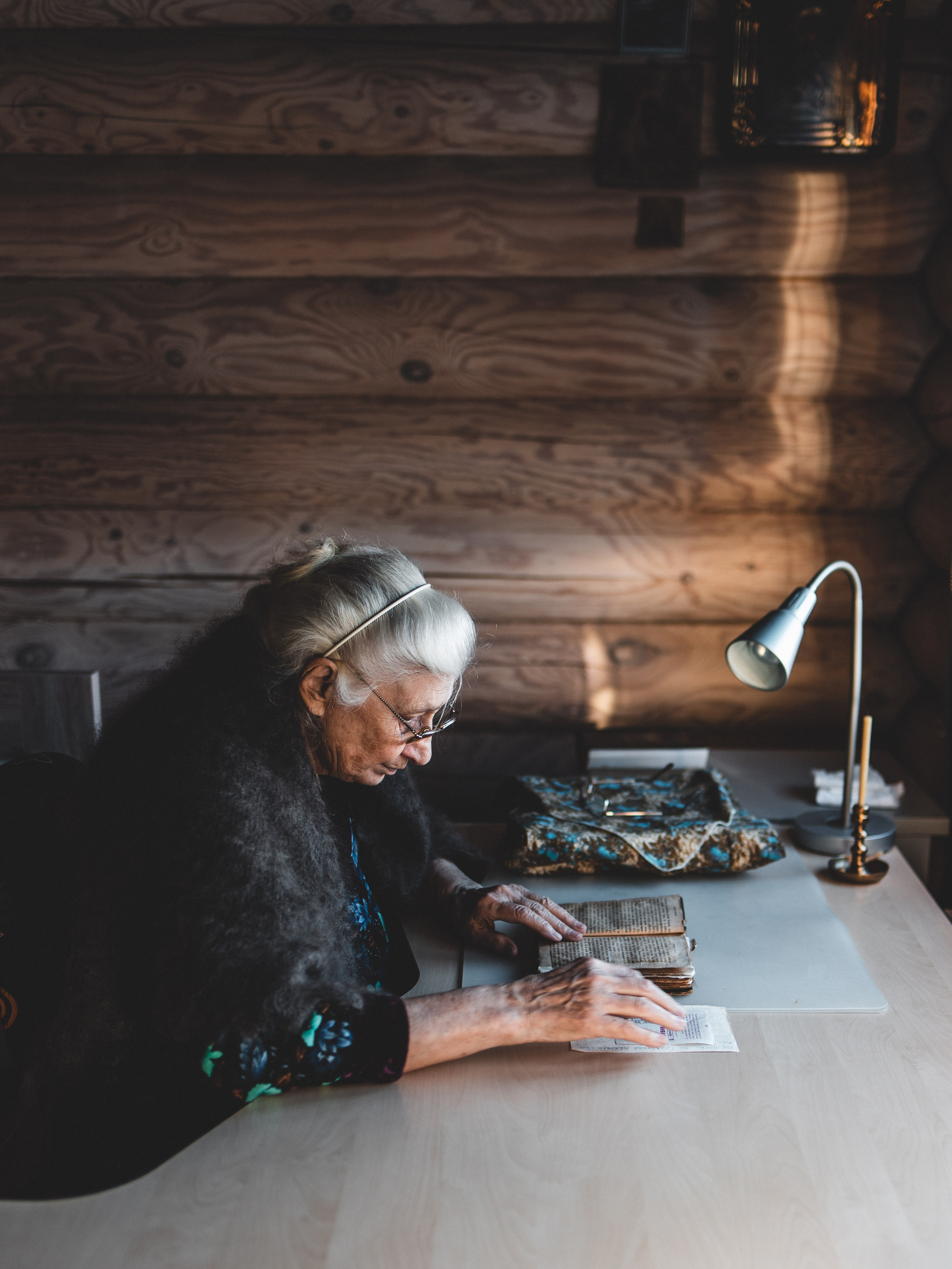 Съёмка верующей, читающей Псалтирь. Портретный и семейный фотограф в Москве Андрей Спрогис