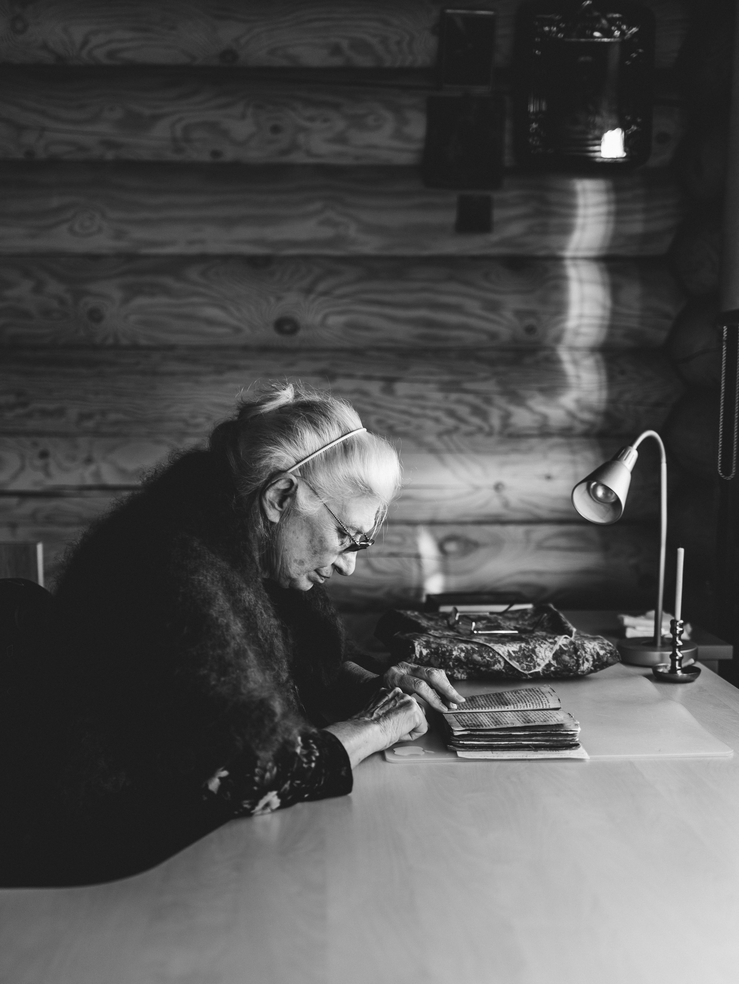 Съёмка верующей, читающей Псалтирь. Портретный и семейный фотограф в Москве Андрей Спрогис