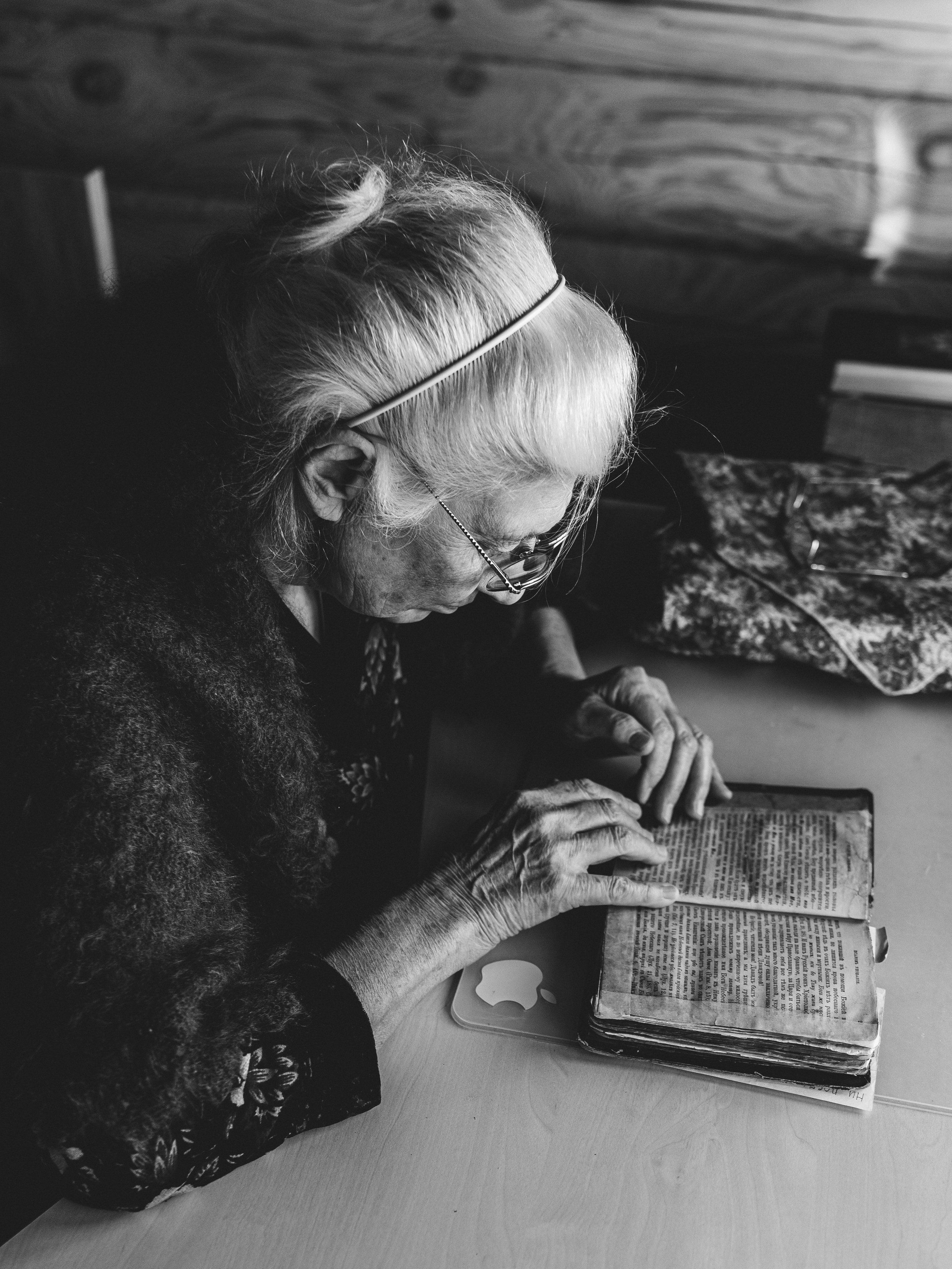 Съёмка верующей, читающей Псалтирь. Портретный и семейный фотограф в Москве Андрей Спрогис