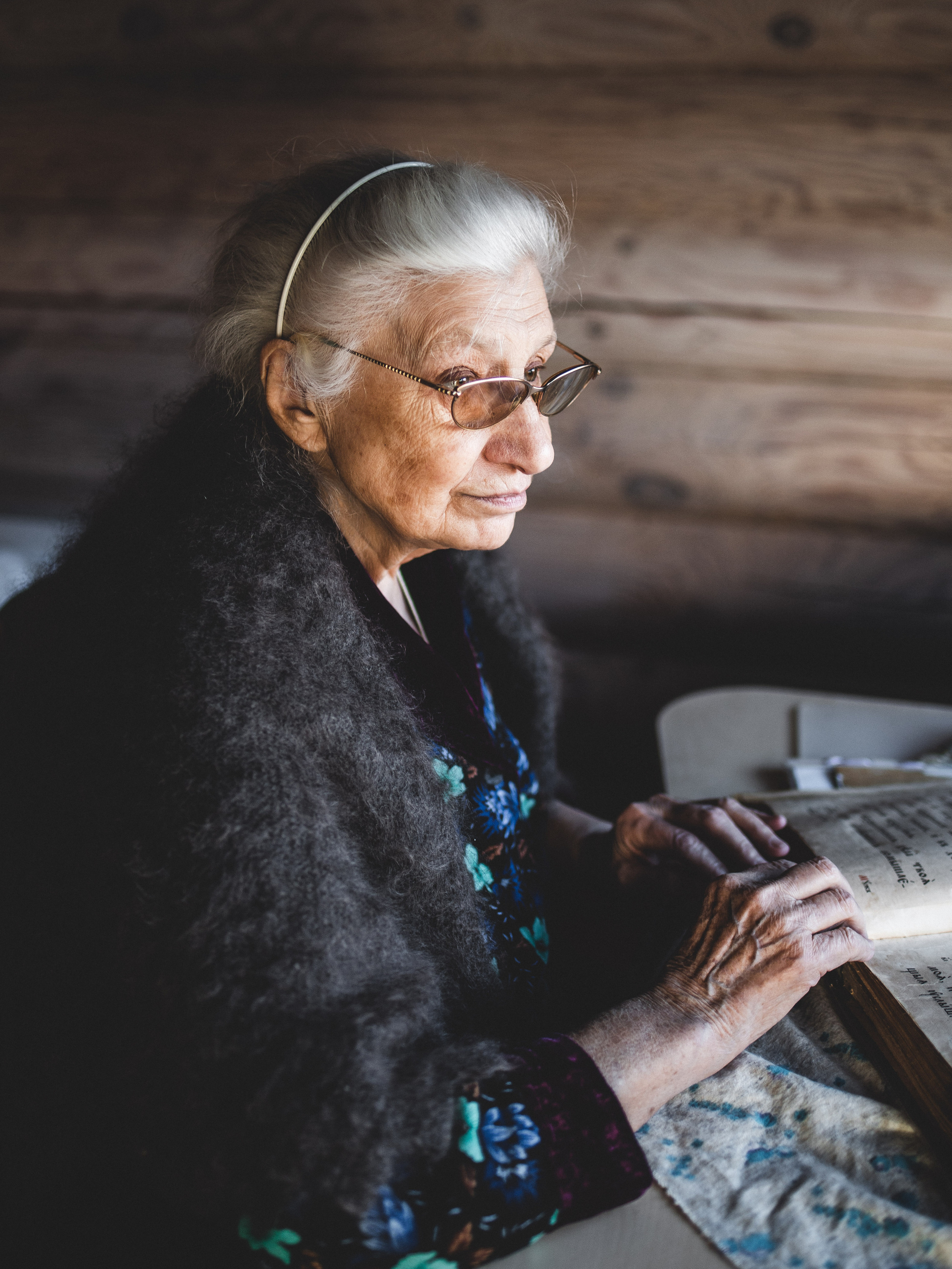 Съёмка верующей, читающей Псалтирь. Портретный и семейный фотограф в Москве Андрей Спрогис