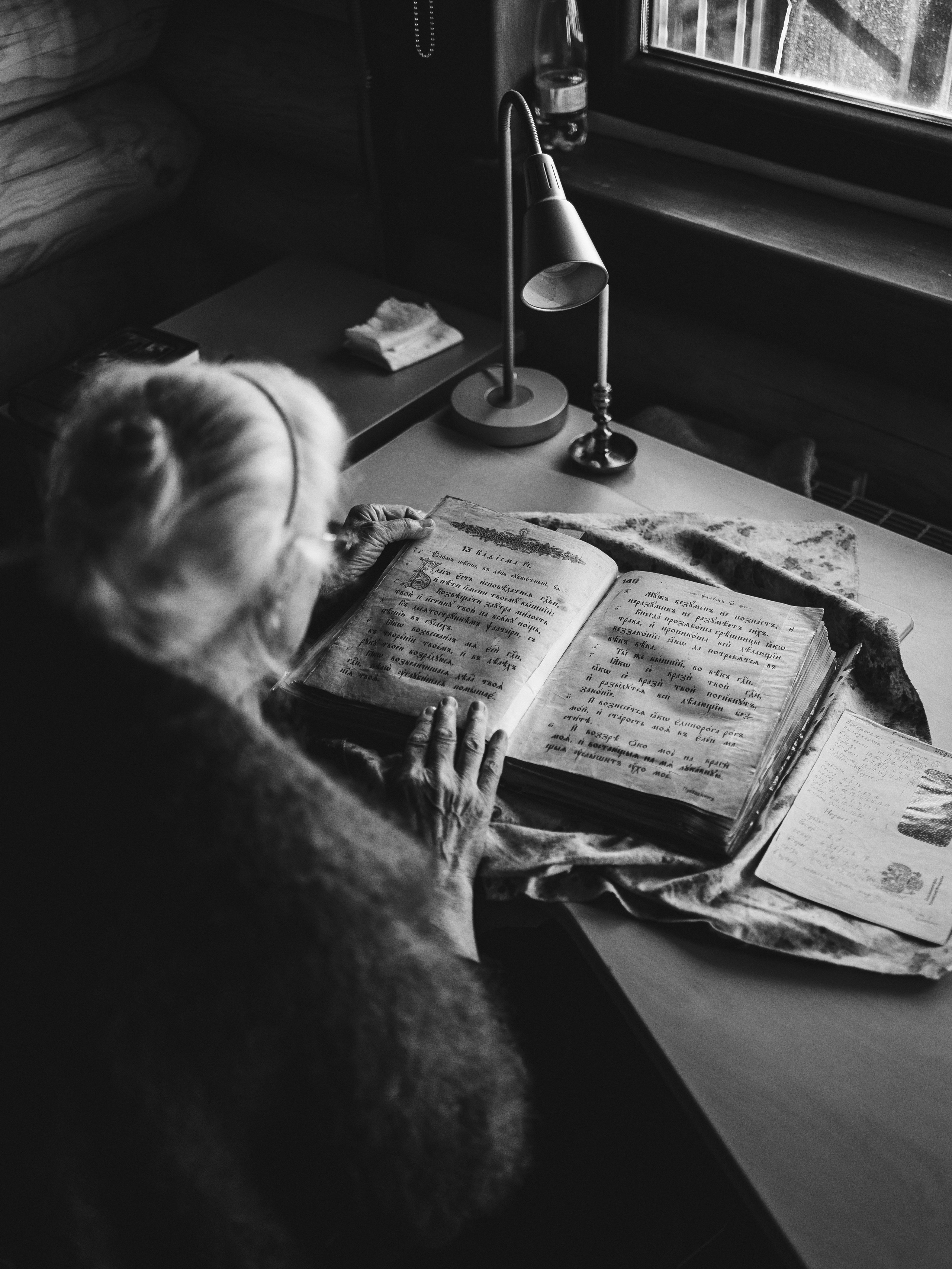 Съёмка верующей, читающей Псалтирь. Портретный и семейный фотограф в Москве Андрей Спрогис
