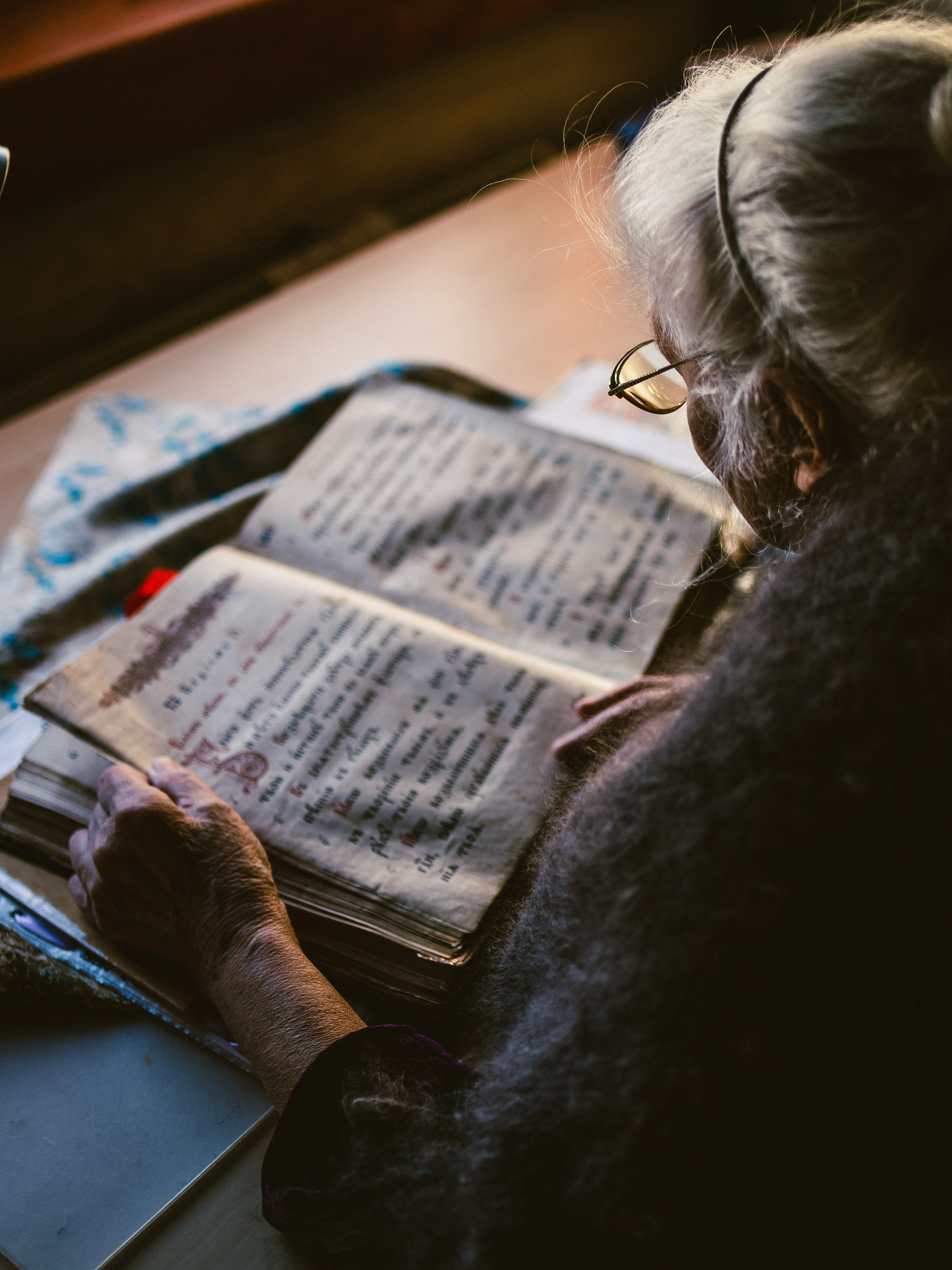 Съёмка верующей, читающей Псалтирь. Портретный и семейный фотограф в Москве Андрей Спрогис