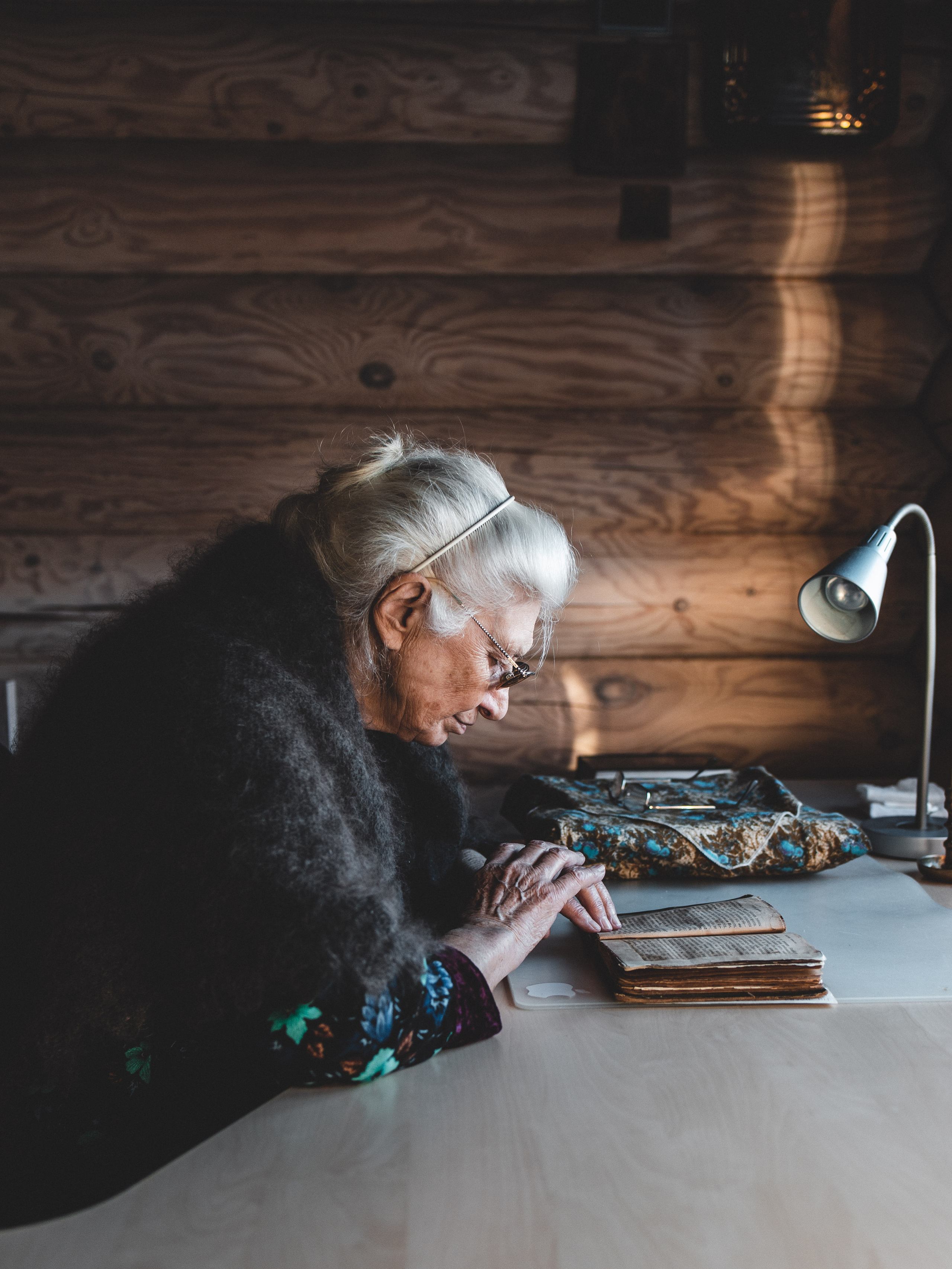 Съёмка верующей, читающей Псалтирь. Портретный и семейный фотограф в Москве Андрей Спрогис