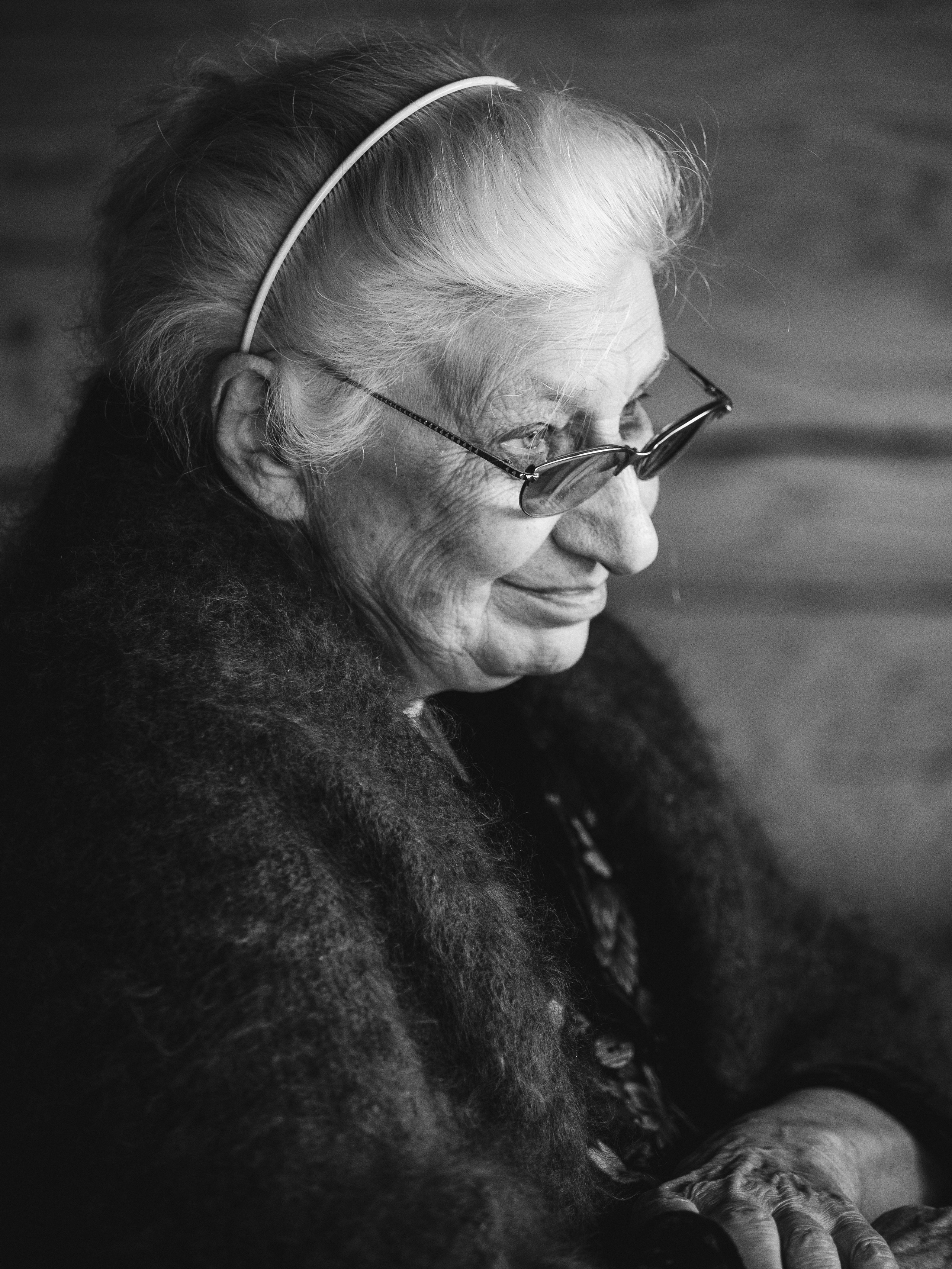 Съёмка верующей, читающей Псалтирь. Портретный и семейный фотограф в Москве Андрей Спрогис