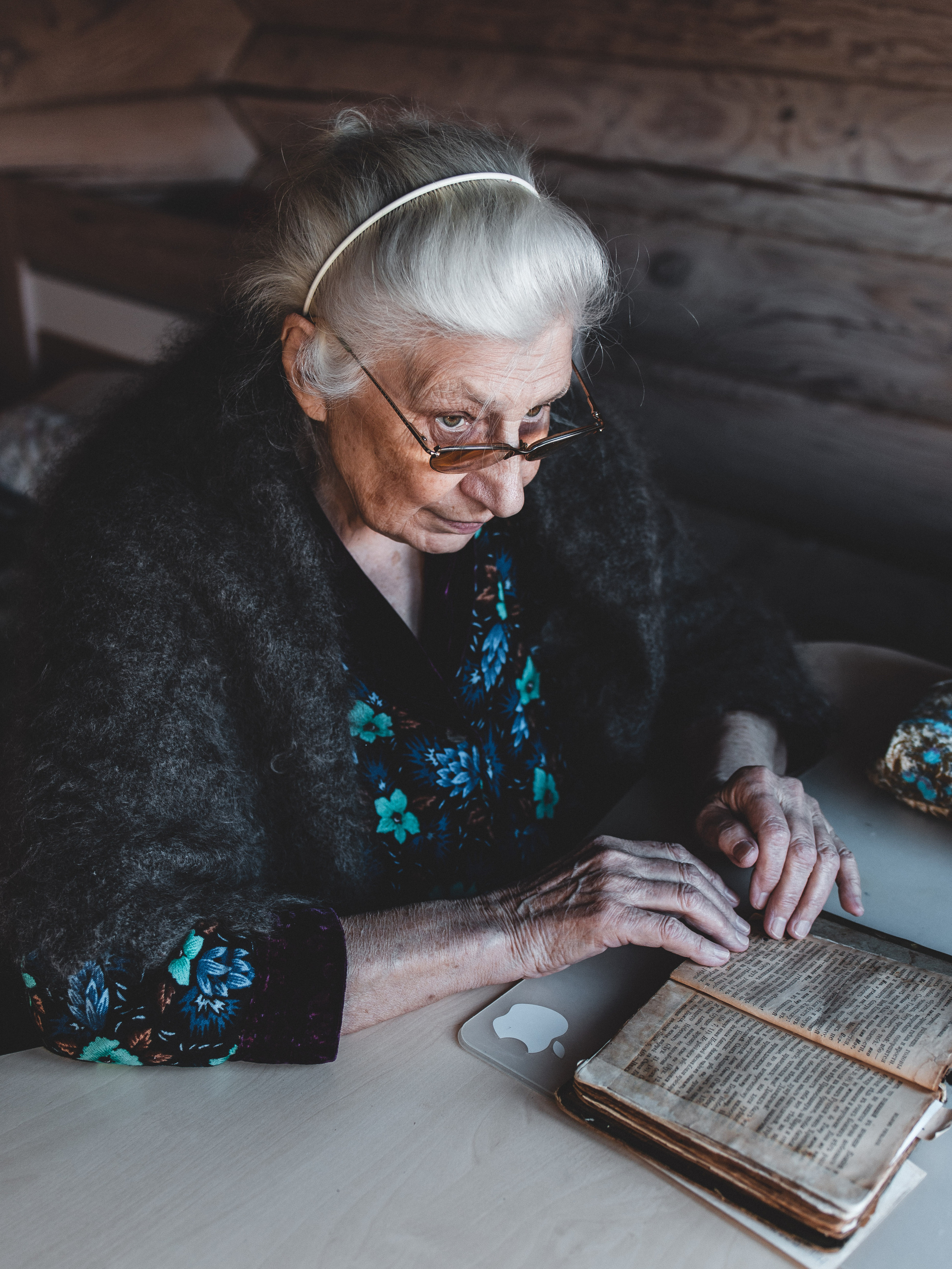 Съёмка верующей, читающей Псалтирь. Портретный и семейный фотограф в Москве Андрей Спрогис