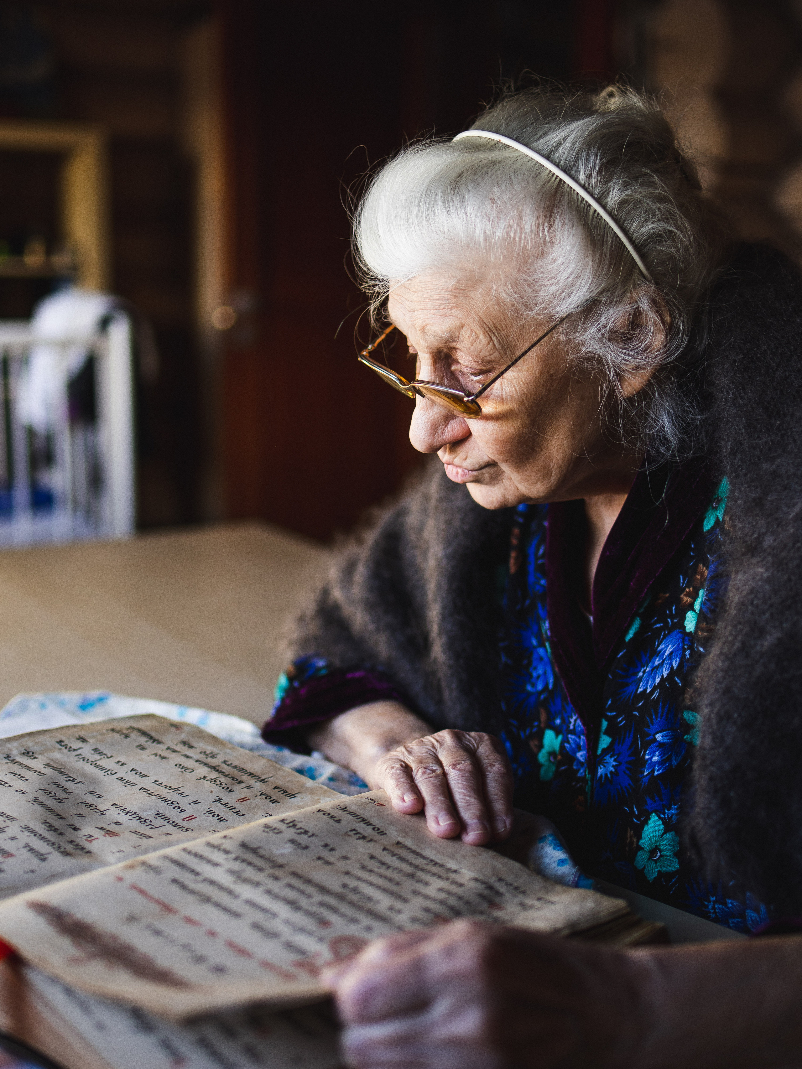 Съёмка верующей, читающей Псалтирь. Портретный и семейный фотограф в Москве Андрей Спрогис