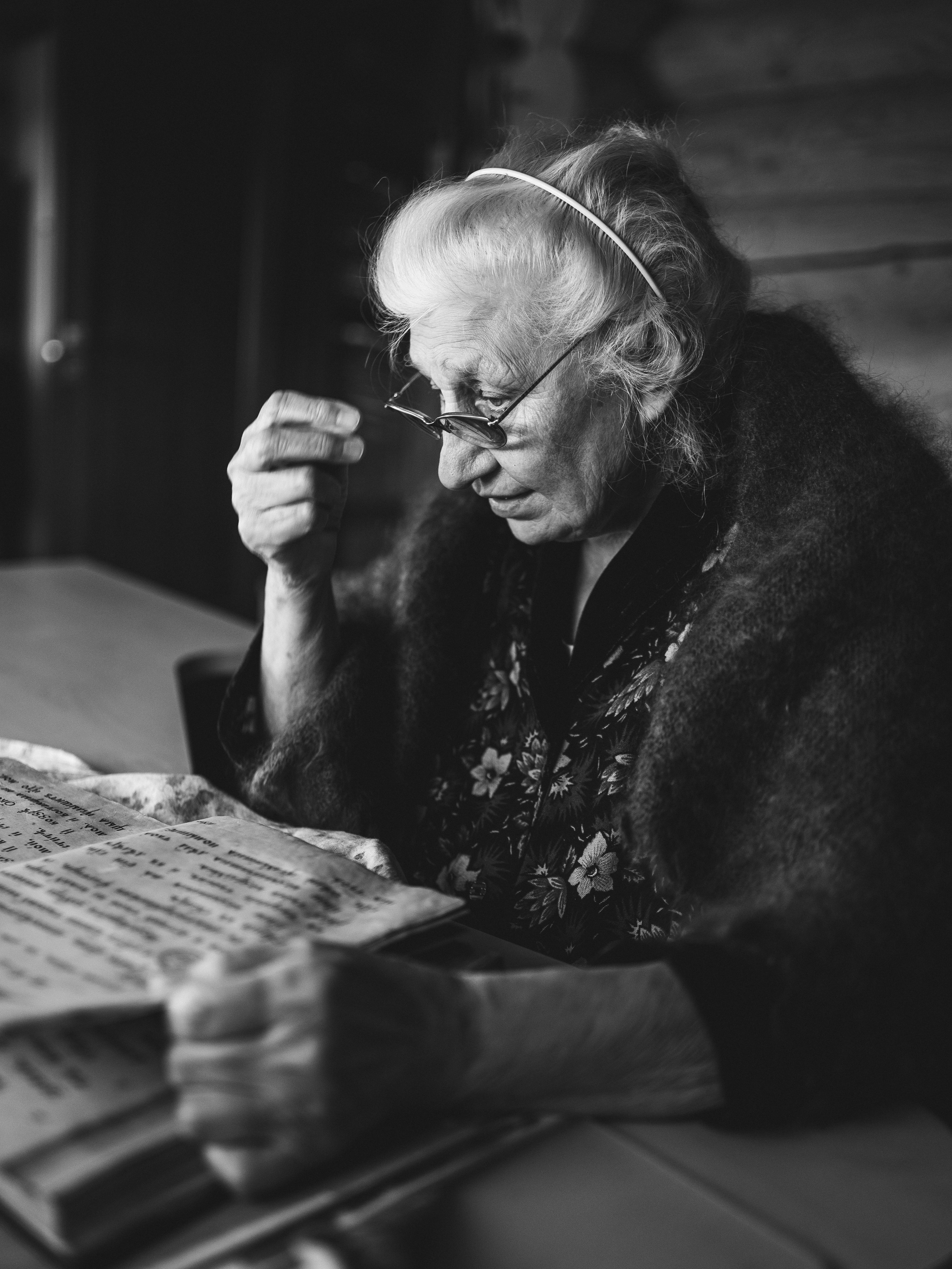 Съёмка верующей, читающей Псалтирь. Портретный и семейный фотограф в Москве Андрей Спрогис