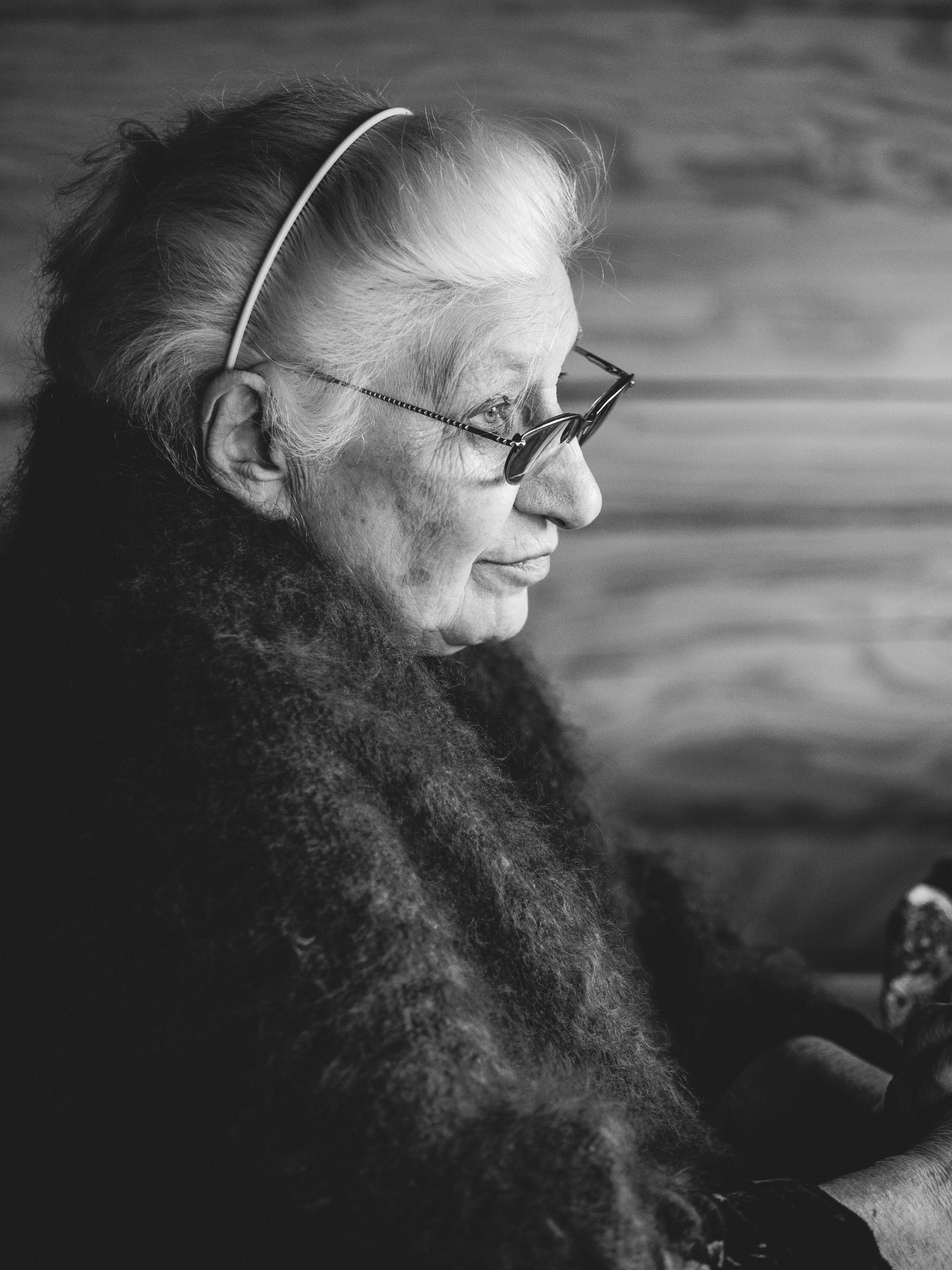 Съёмка верующей, читающей Псалтирь. Портретный и семейный фотограф в Москве Андрей Спрогис