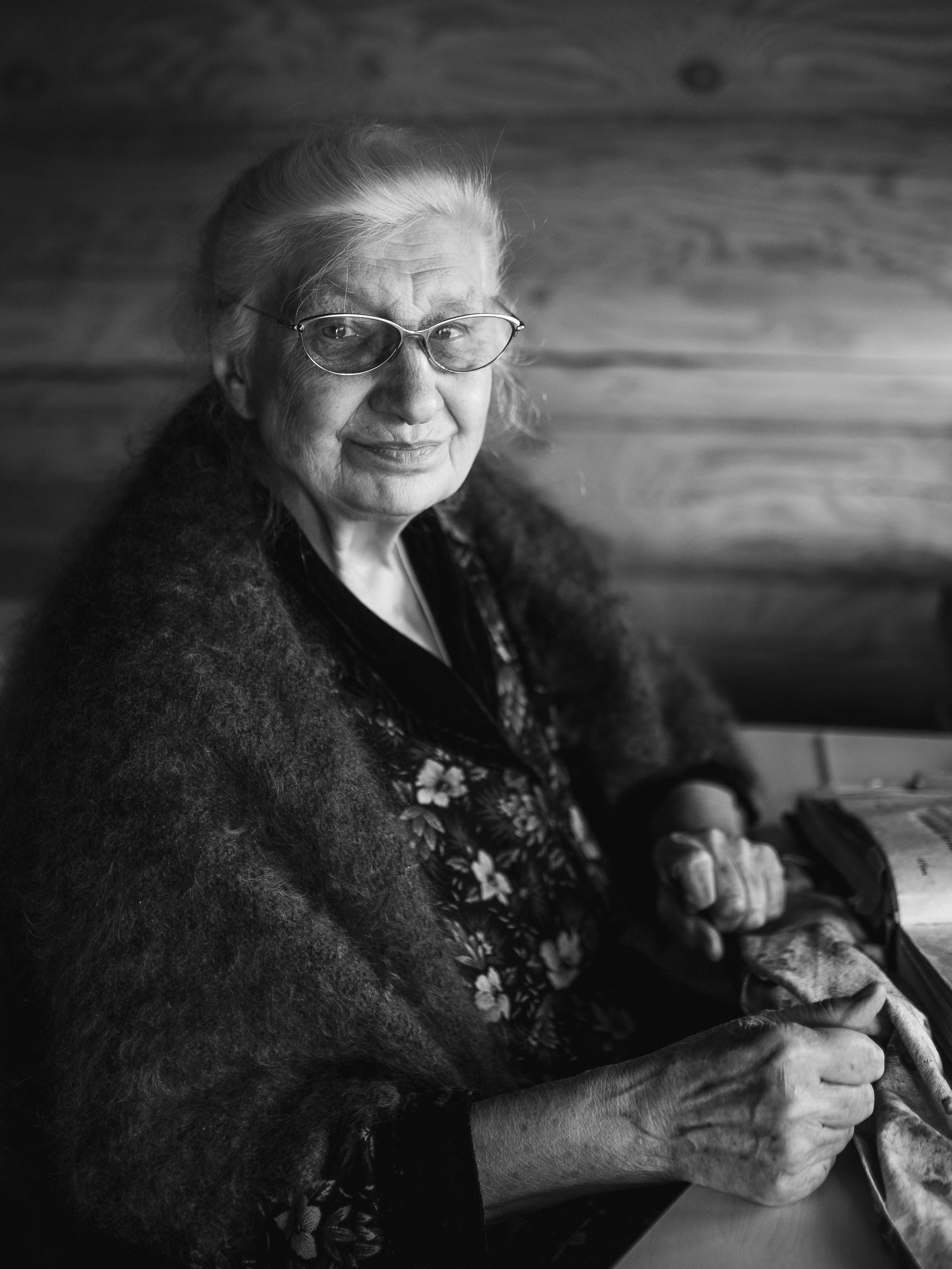 Съёмка верующей, читающей Псалтирь. Портретный и семейный фотограф в Москве Андрей Спрогис