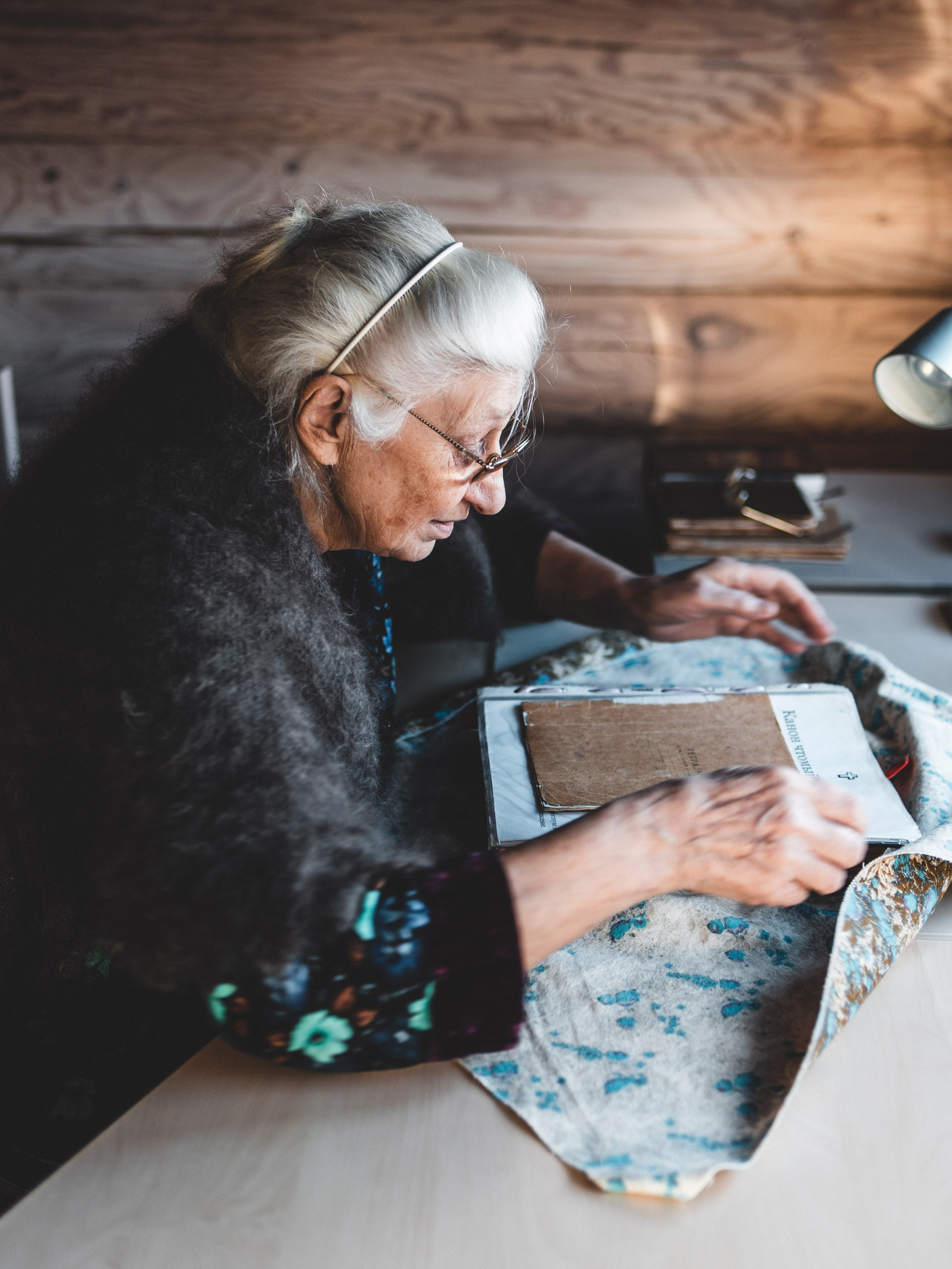 Съёмка верующей, читающей Псалтирь. Портретный и семейный фотограф в Москве Андрей Спрогис