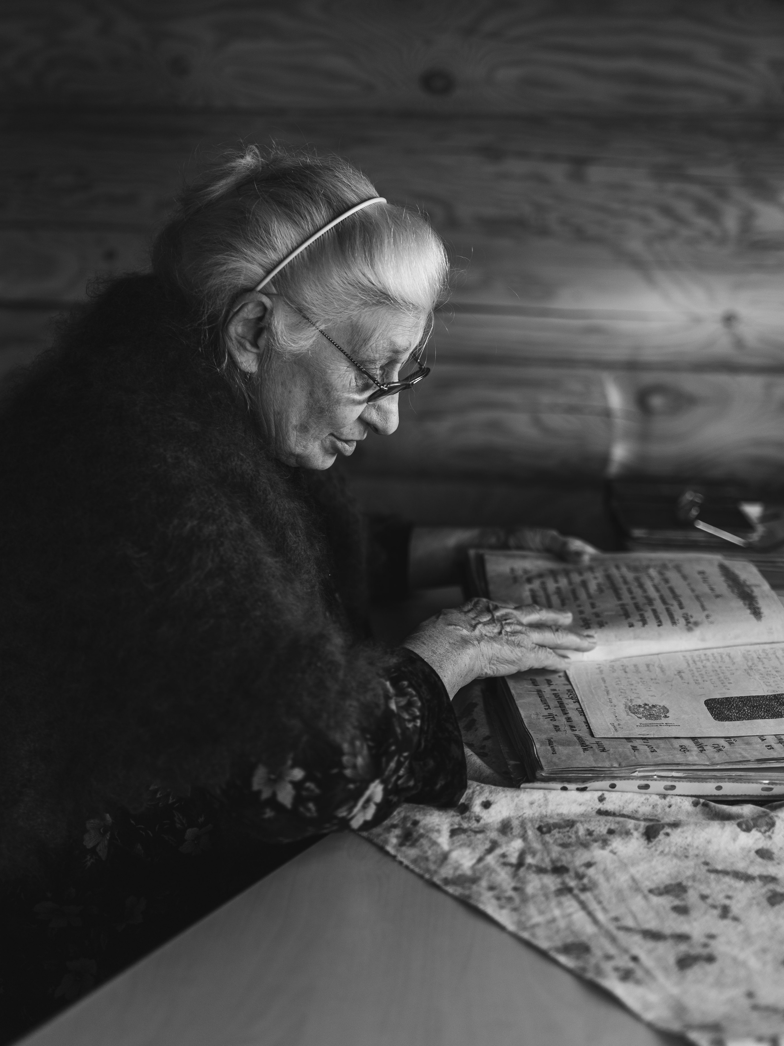 Съёмка верующей, читающей Псалтирь. Портретный и семейный фотограф в Москве Андрей Спрогис