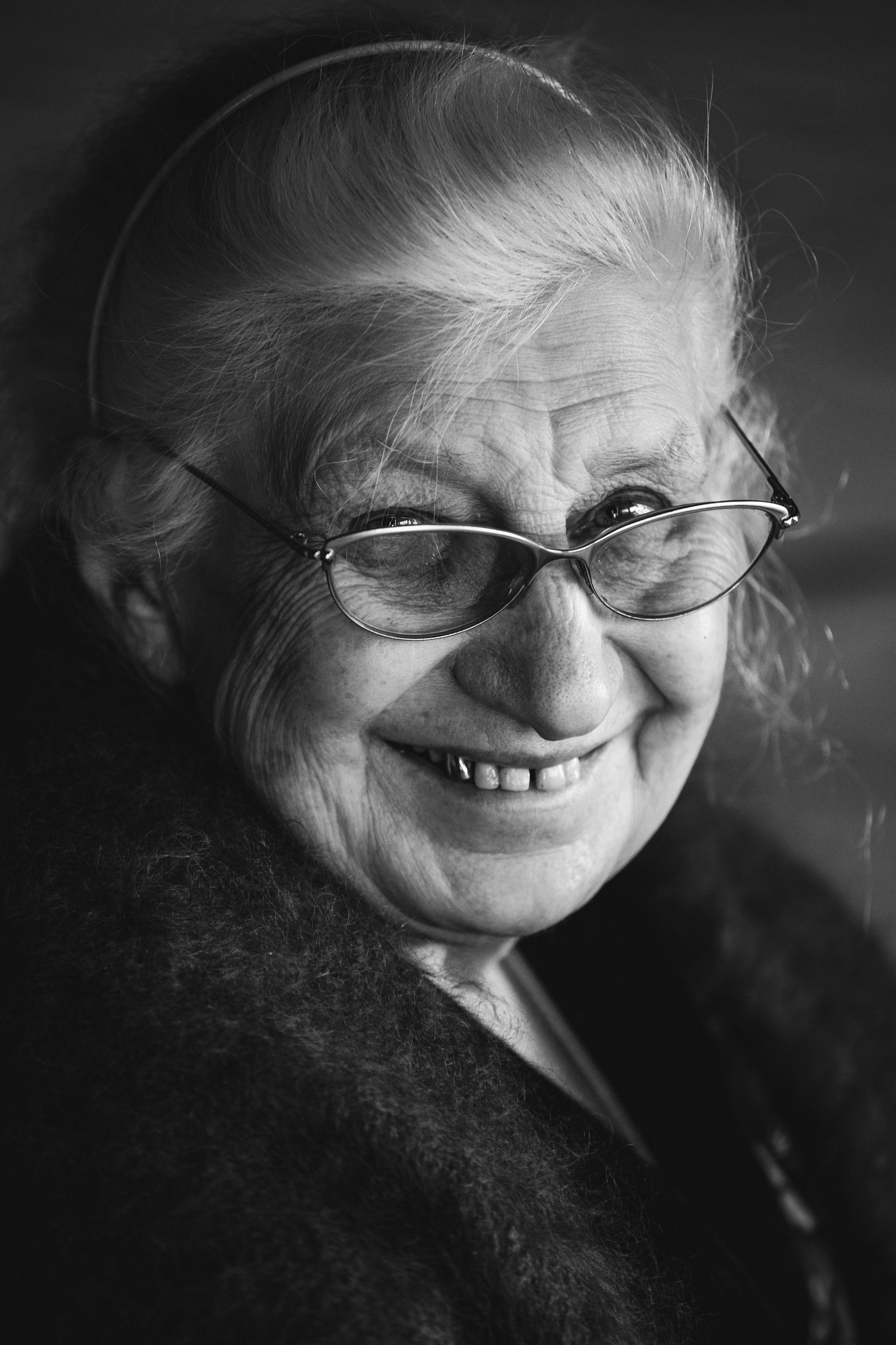 Съёмка верующей, читающей Псалтирь. Портретный и семейный фотограф в Москве Андрей Спрогис