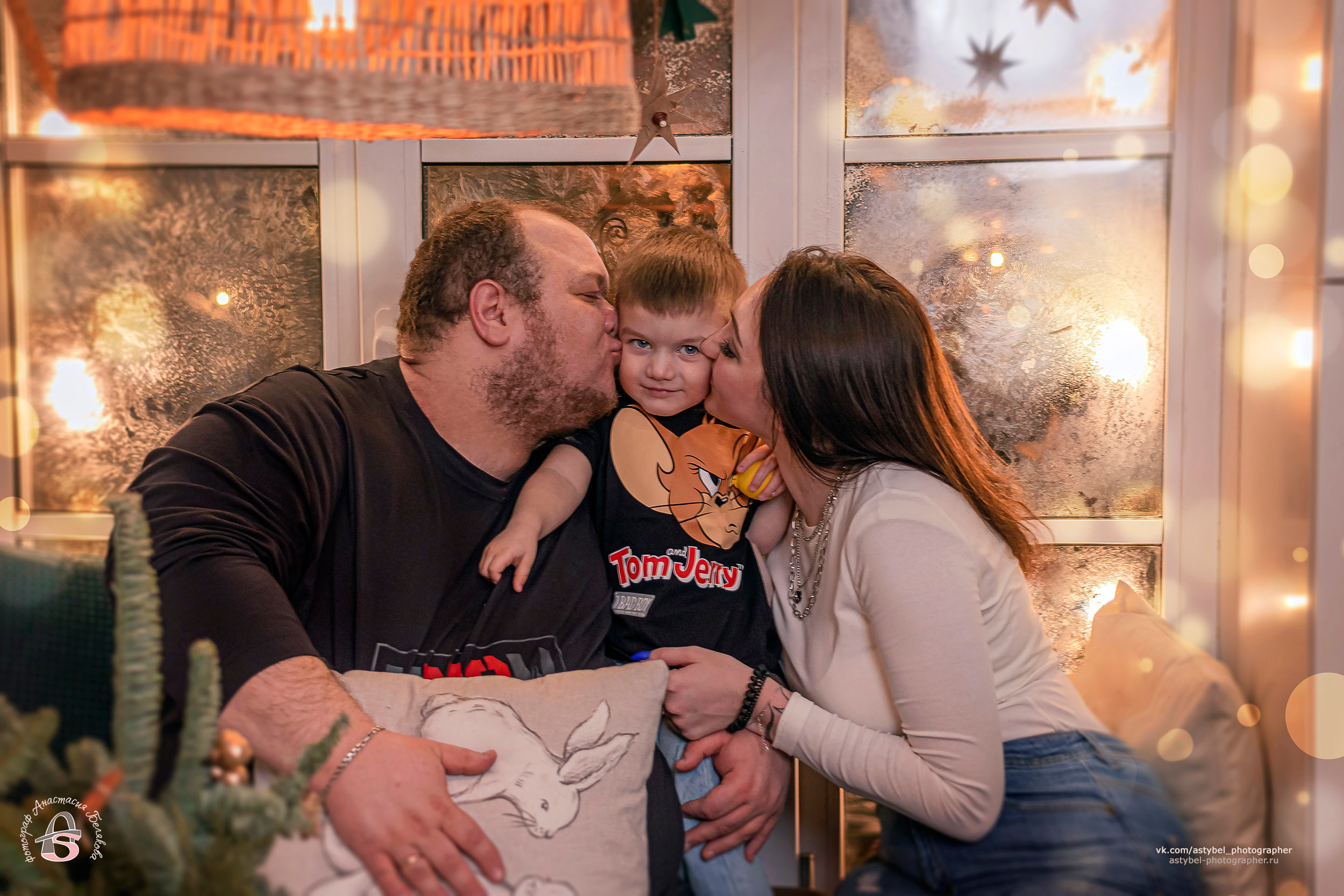 Фотосессия проходила в фотостудия "Подуше" Гатчина, для семьи Даши. Дата фотосъёмки: 28 декабря 2022 года Модели: Дарья и семья Фотограф: Анастасия Белякова
