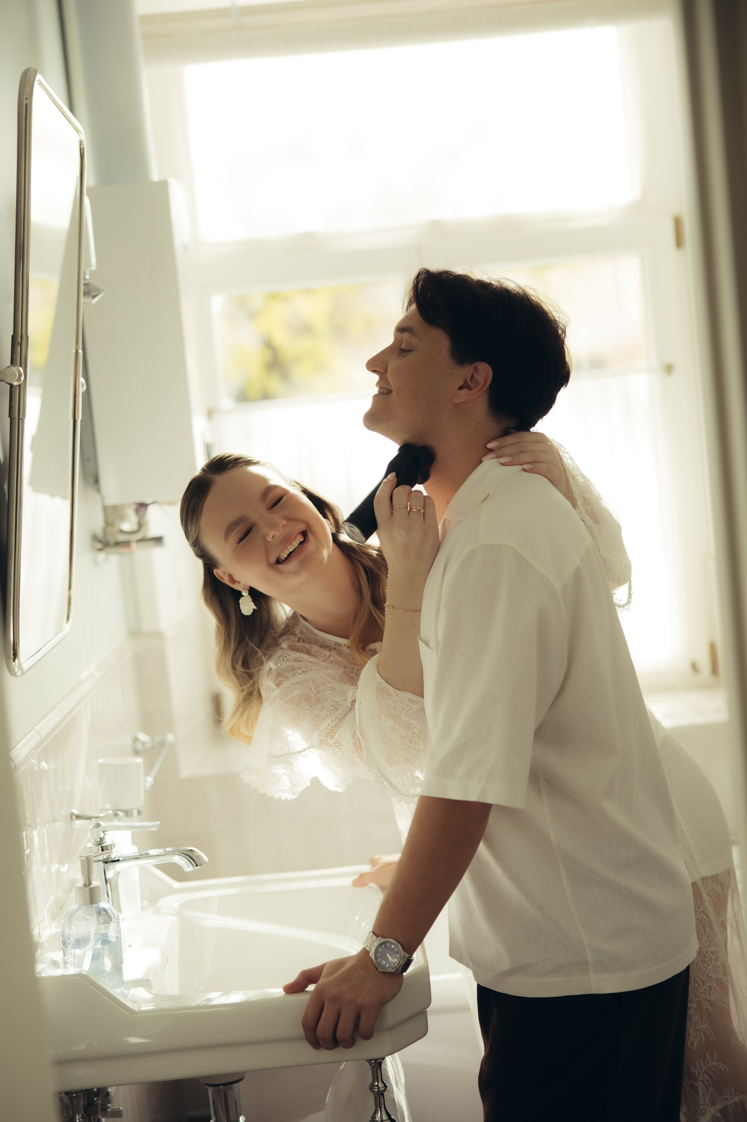 Таня и Тимур, утренние сборы в квартире и свадебный ужин. Фотограф любви в городе Казань