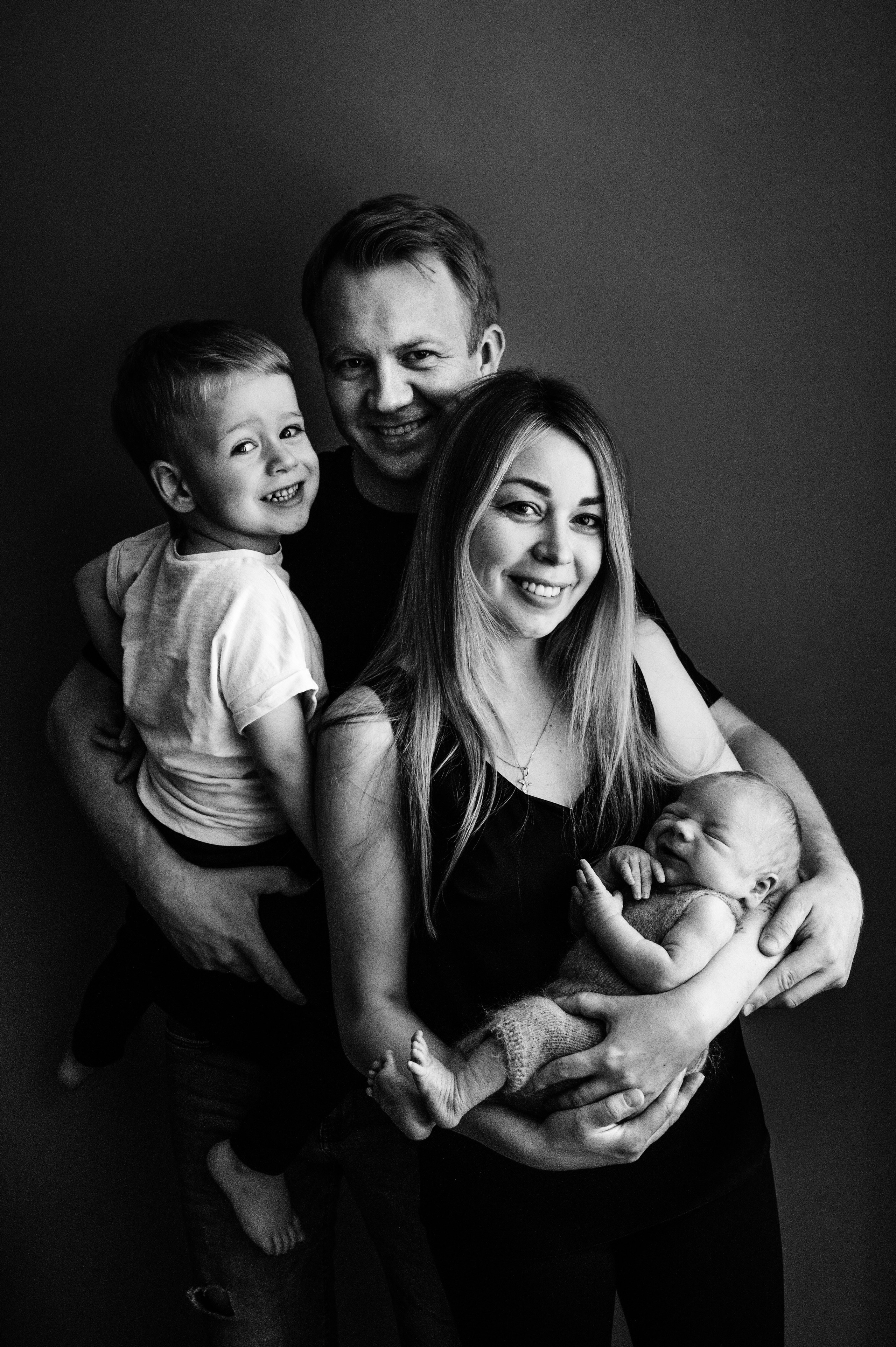 Черно белые фото. Фотограф новорожденных малышей в Санкт-Петербурге