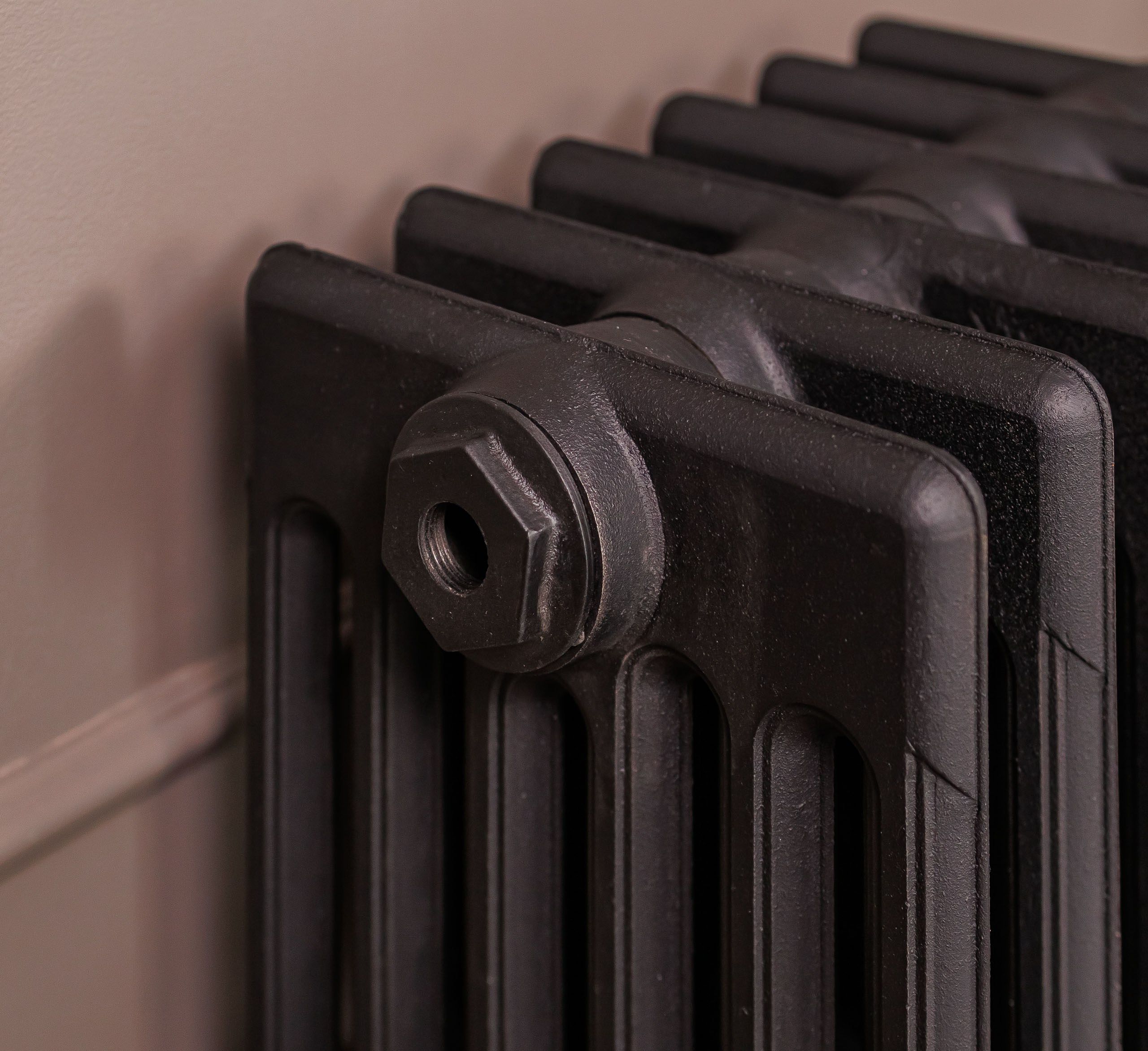 Предметные фотографии дизайнерских радиаторов отопления в стиле ретро