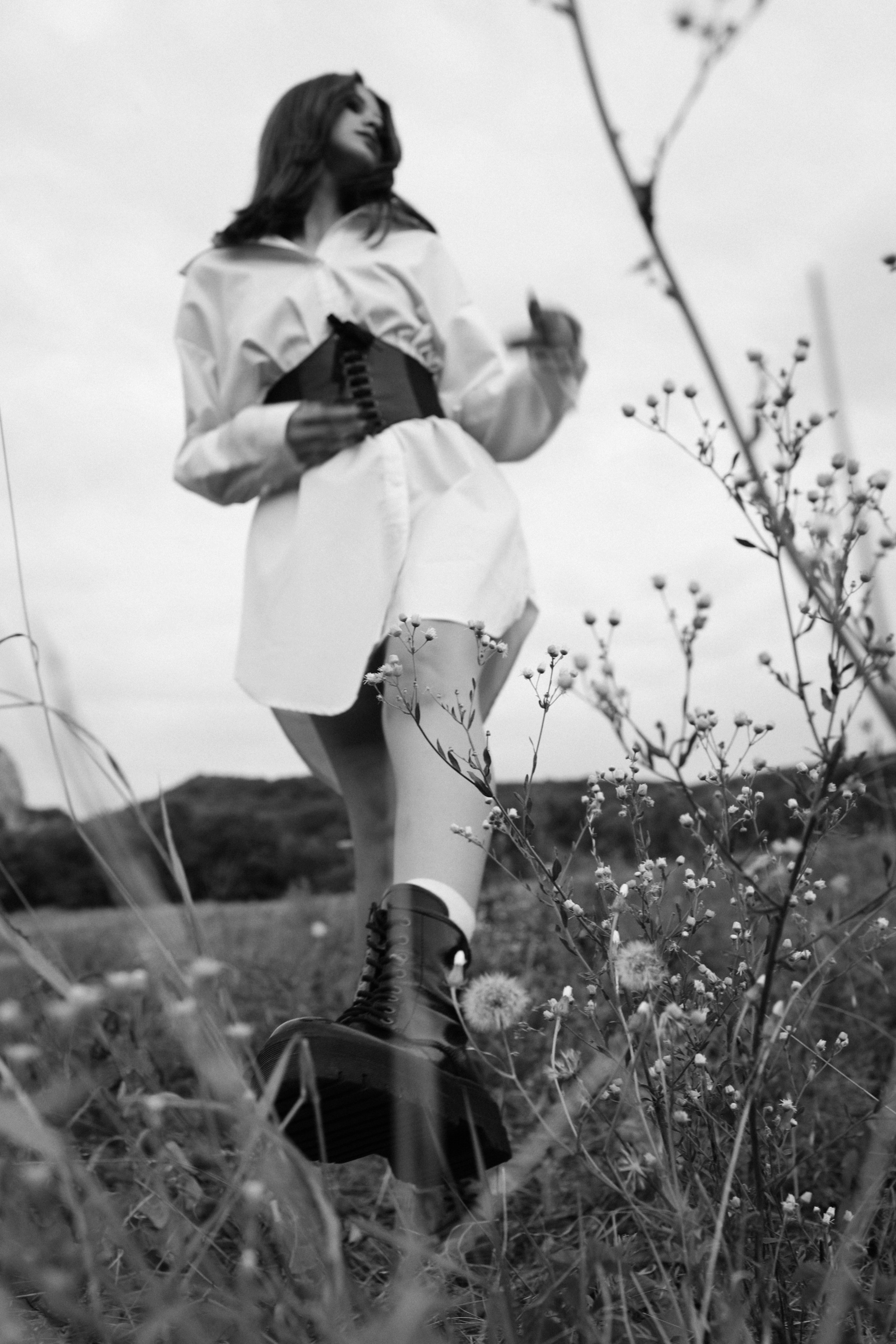 ЧБ фото, природа, фотосессия на поляне, лето, девушка