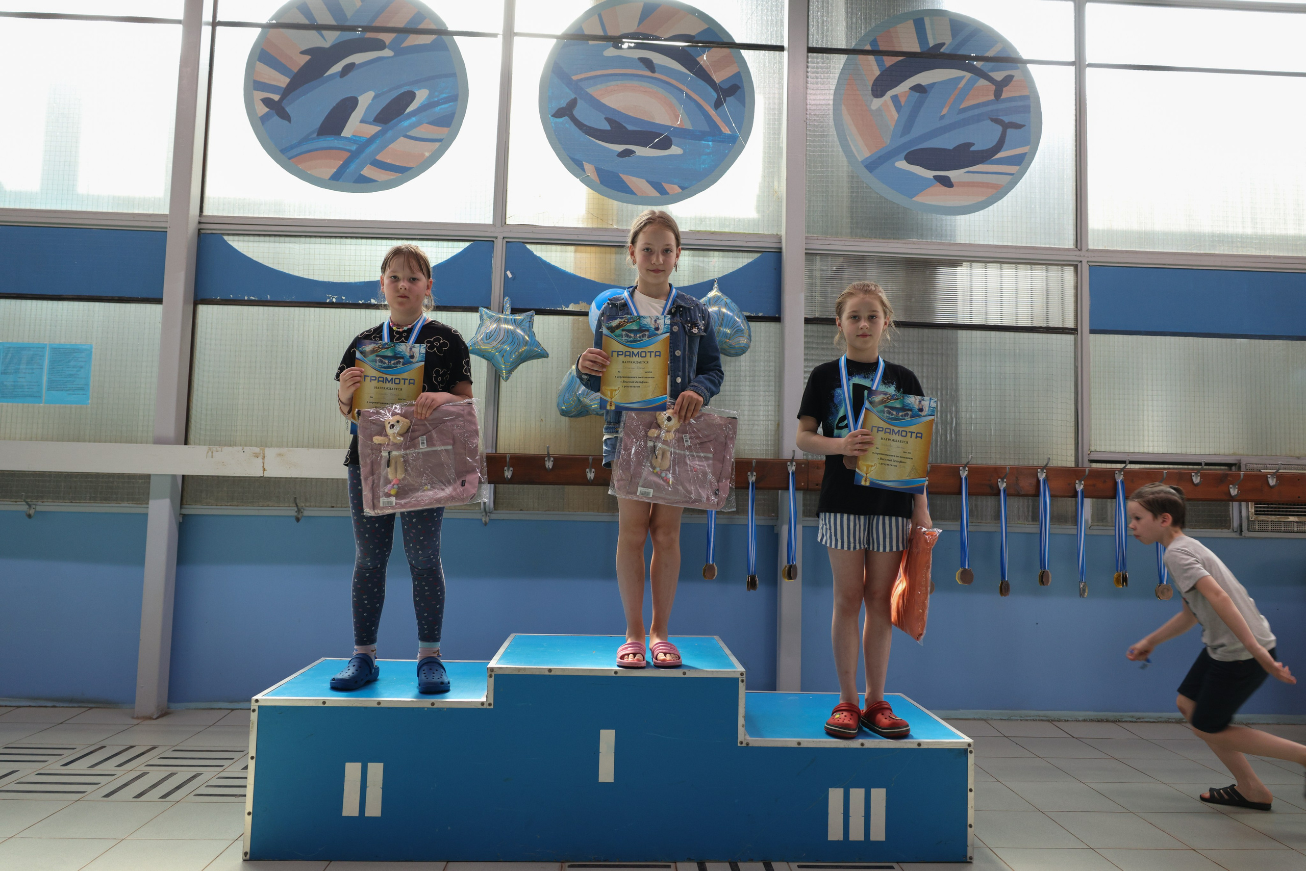 Веселый дельфин. Плавание. Дети 8-9 лет. Фотограф Александр Заломаев