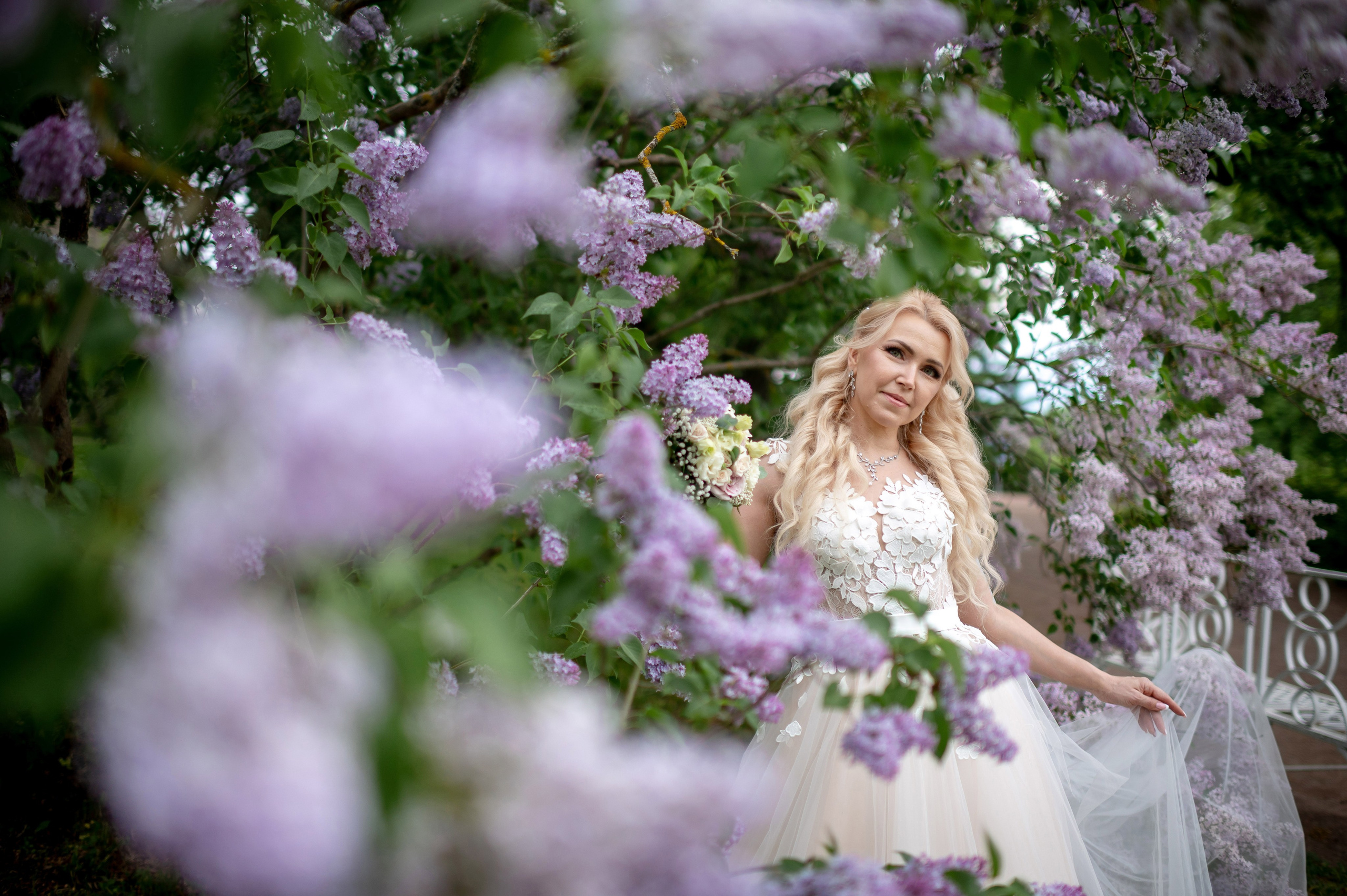 Евгения (фотосессия с малиновым chevrolet camaro, в сирени в Пушкине в Екатерининском парке). Портретный, семейный и свадебный фотограф в Санкт-Петербурге и в Пушкине Ширяев Денис