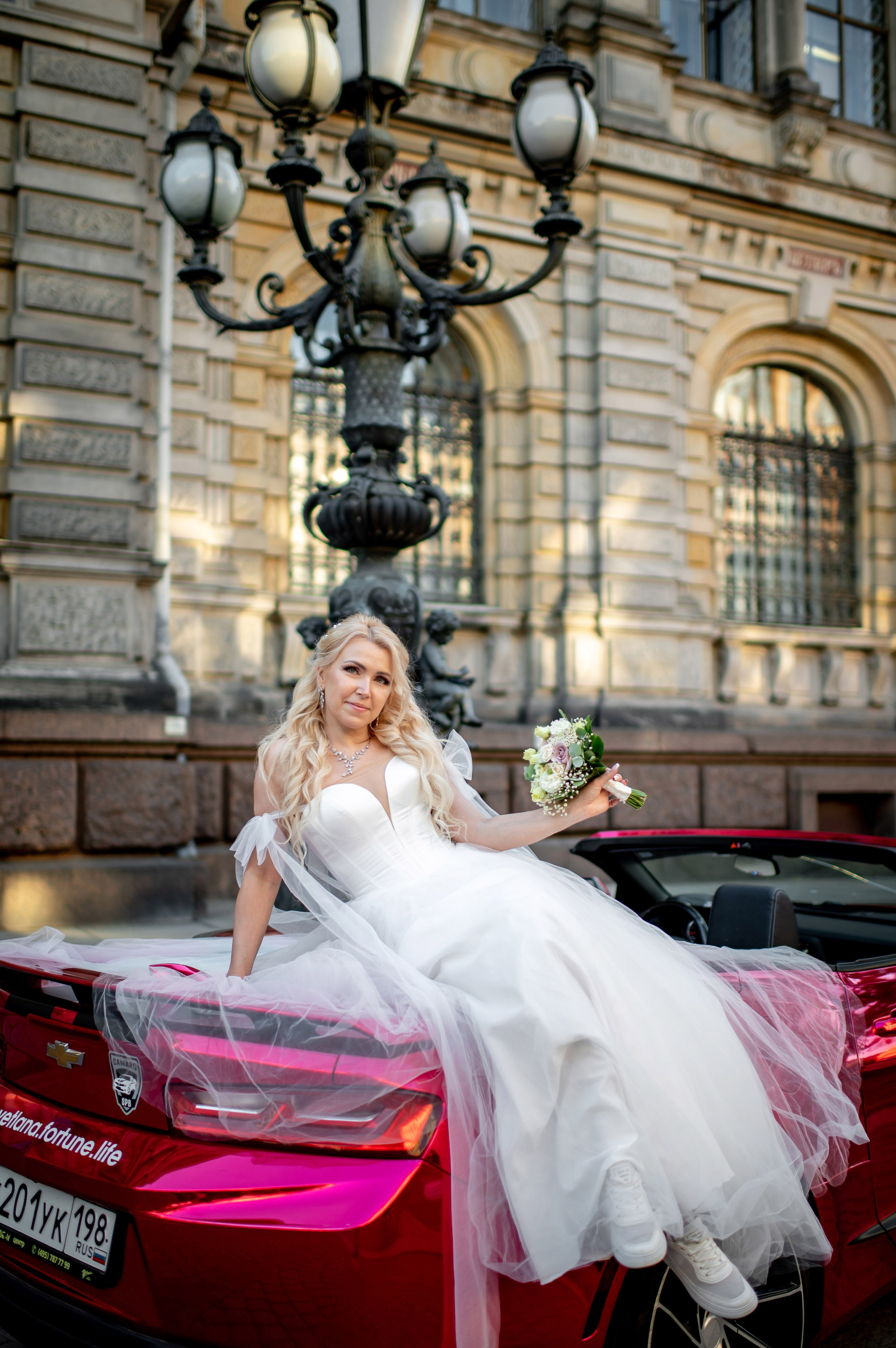 Евгения (фотосессия с малиновым chevrolet camaro, в сирени в Пушкине в Екатерининском парке). Портретный, семейный и свадебный фотограф в Санкт-Петербурге и в Пушкине Ширяев Денис