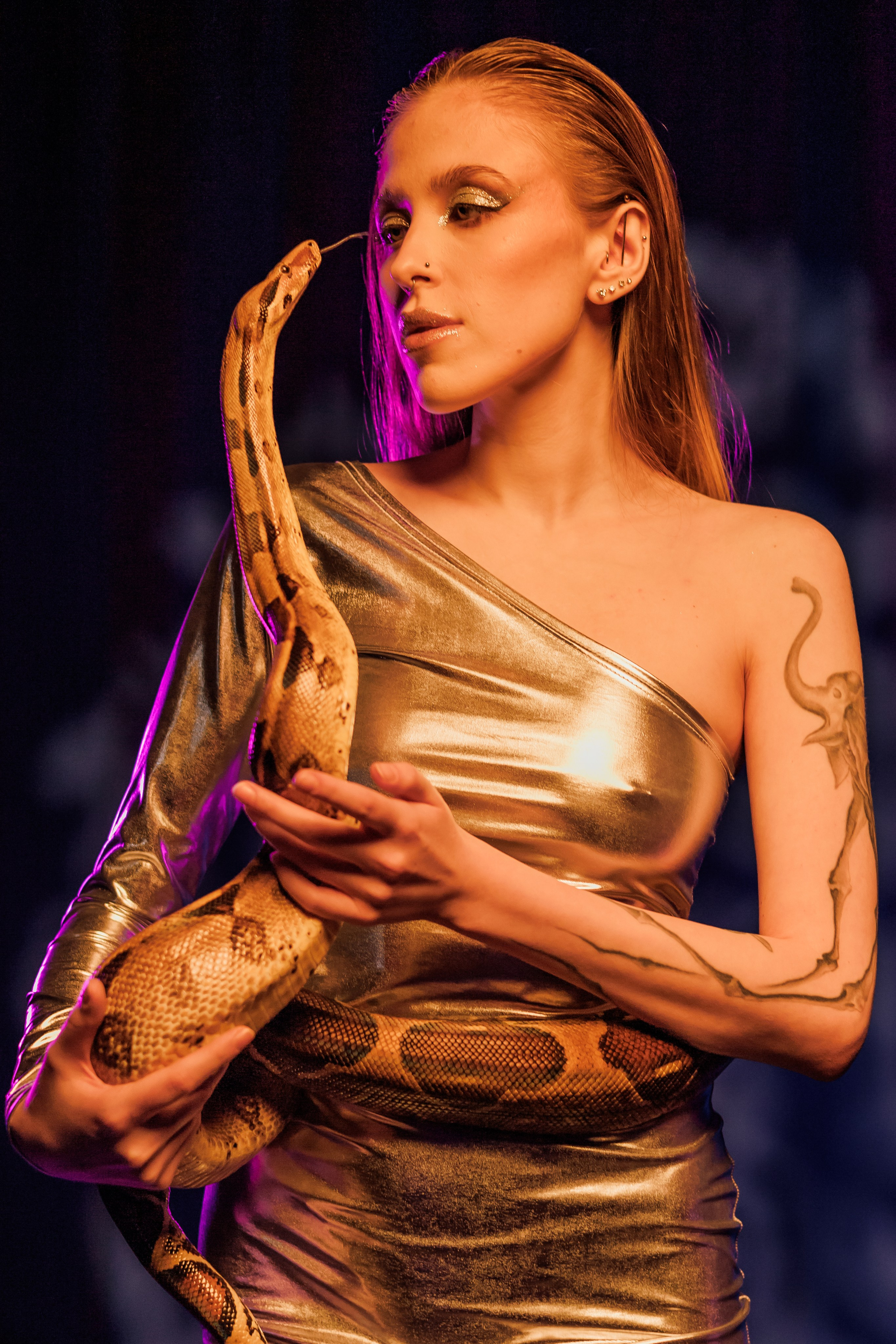 Марго. Фососессия в студии со змеей. Портретный фотограф Панферова Регина г. Санкт-Петербург, г. Казань