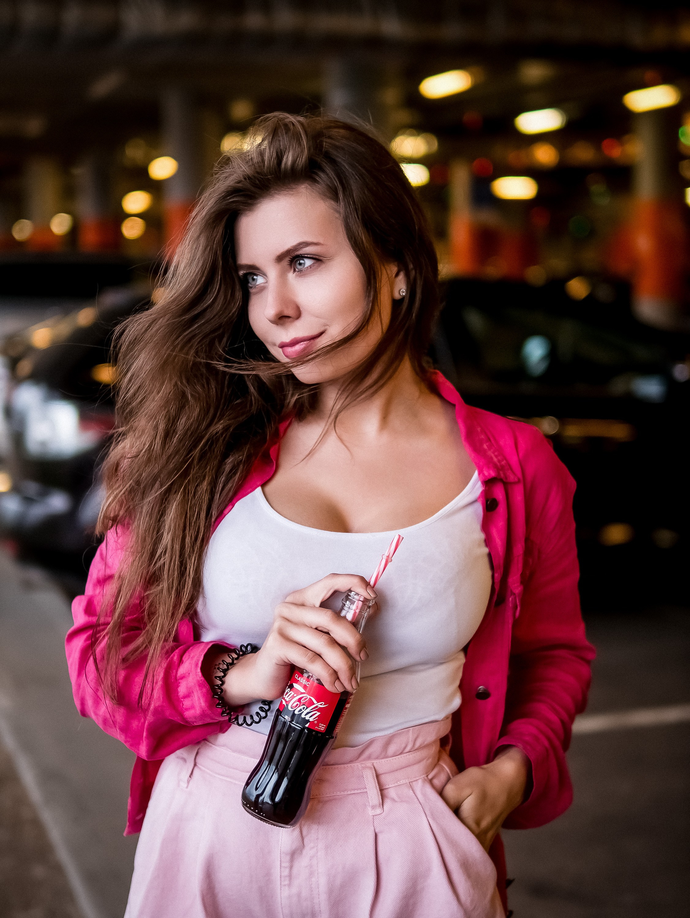 Наташа с бутылкой колы